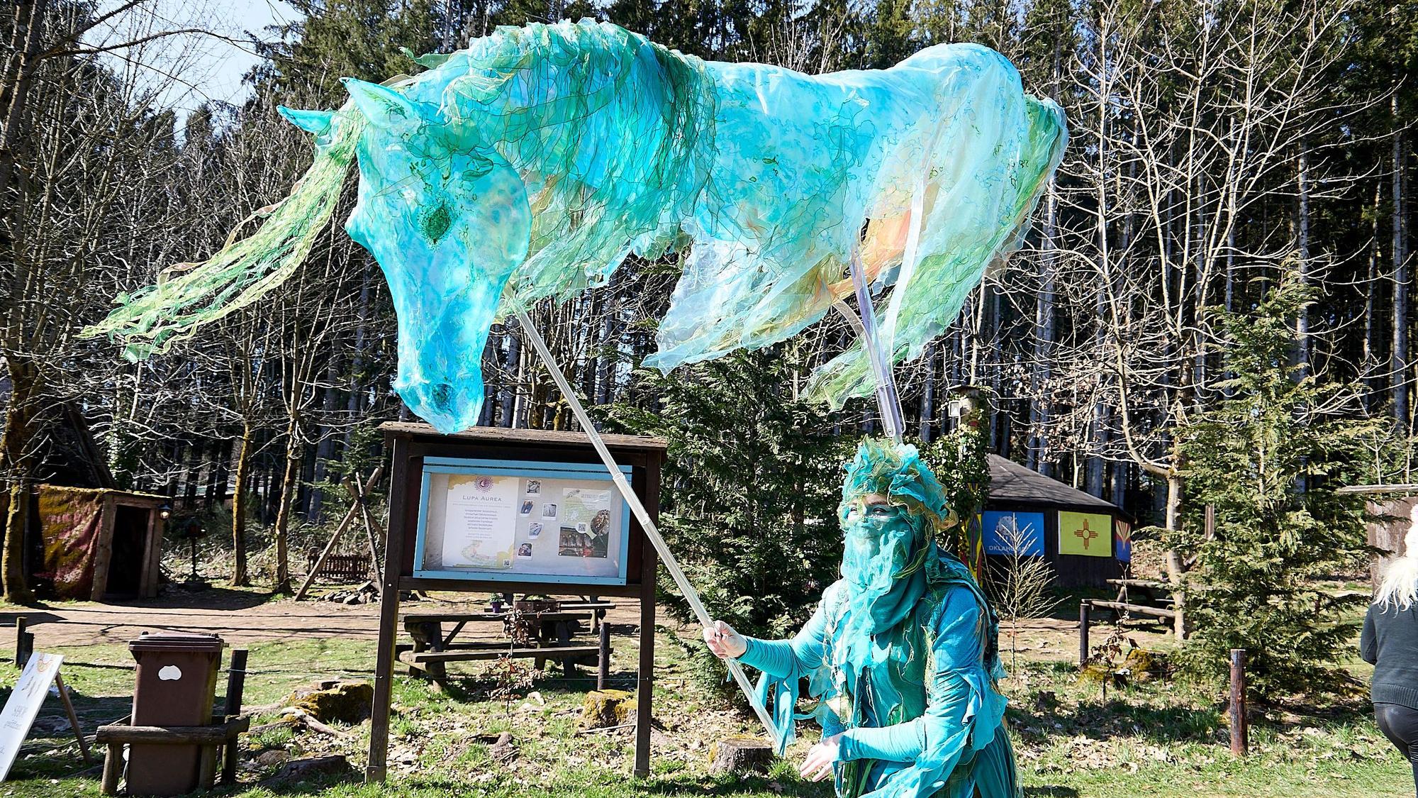 Als Fabelwesen kostümierte Schauspieler sind im Wildgehege Hellenthal zu sehen.