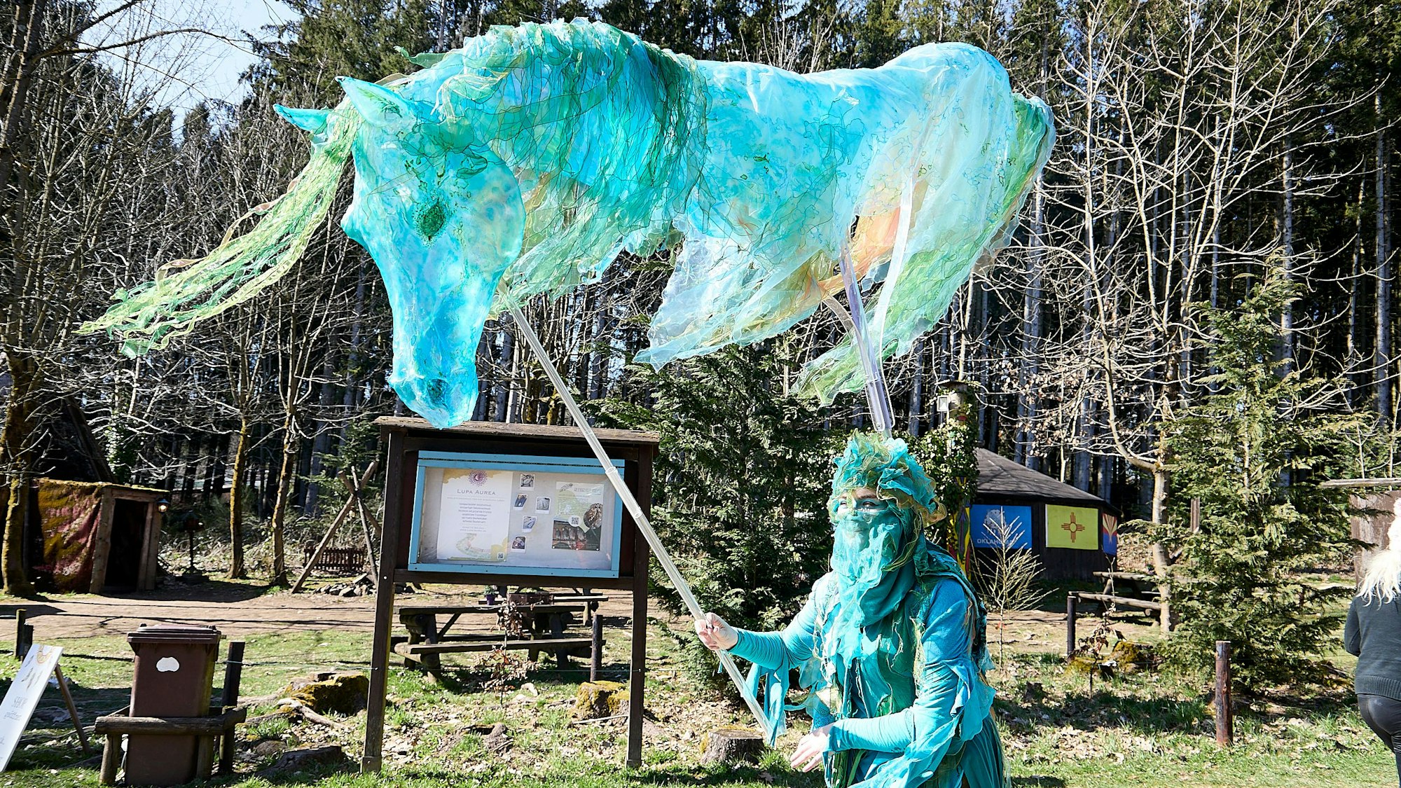 Als Fabelwesen kostümierte Schauspieler sind im Wildgehege Hellenthal zu sehen.