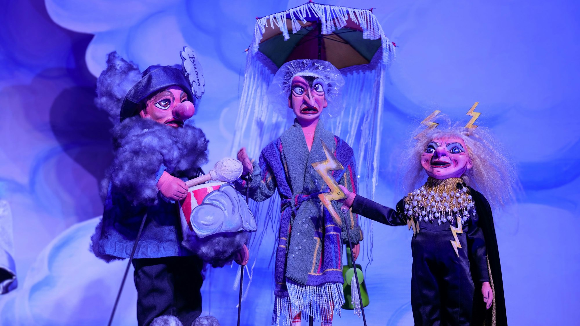 Auf ihrer Reise werden Hänneschen und Bärbelchen Zeuge eines Stelldicheins der Naturgeister.