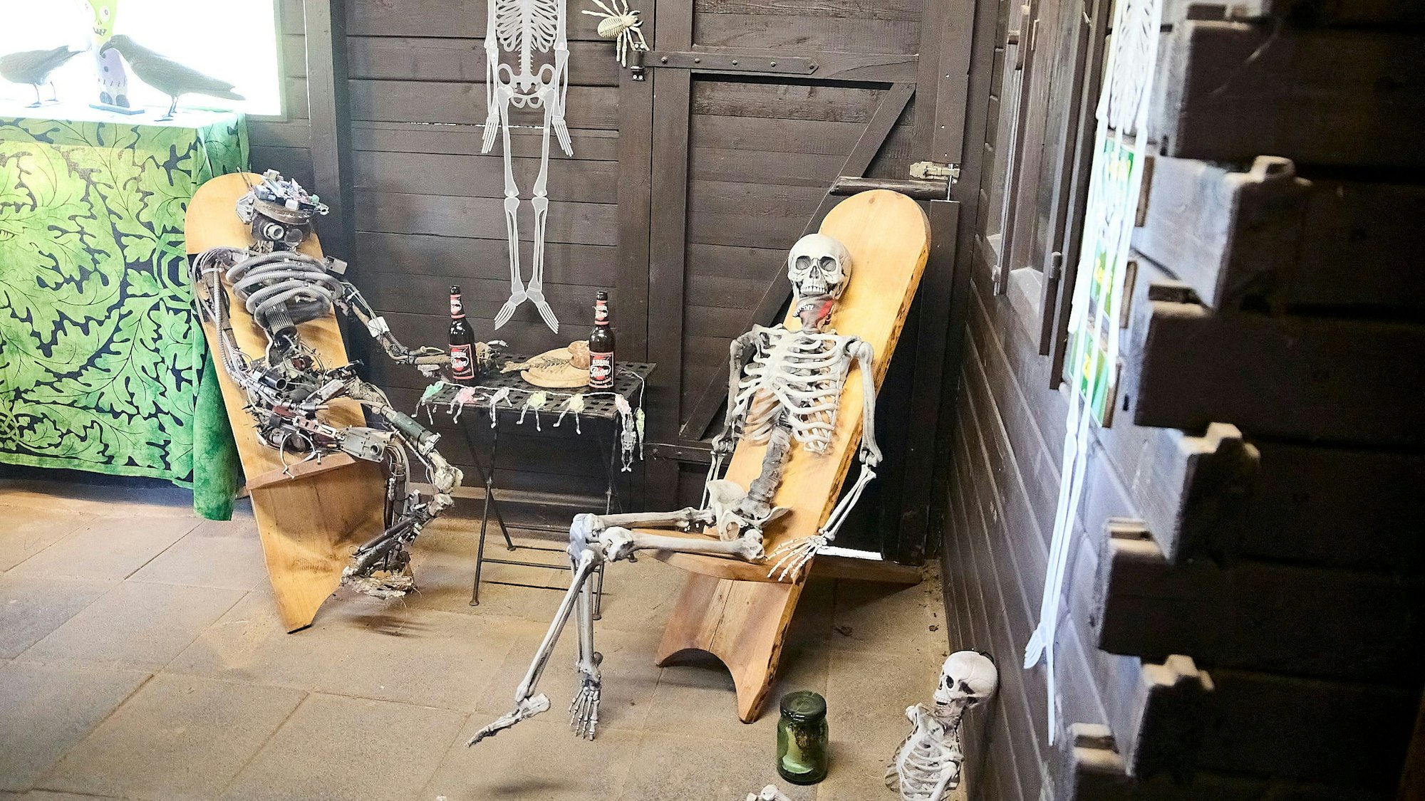 Im Kinderzoo des Wildgeheges sind Skelette als gruselige Accessoires platziert, um den Winter auszutreiben.