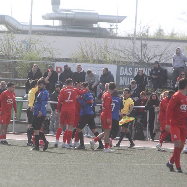 Der Rheidter Torschütze Gökhan Maru sieht die Rote Karte. Am Ende bringt sein Team den 1:0-Sieg gegen den 1. FC Niederkassel über die Zeit.