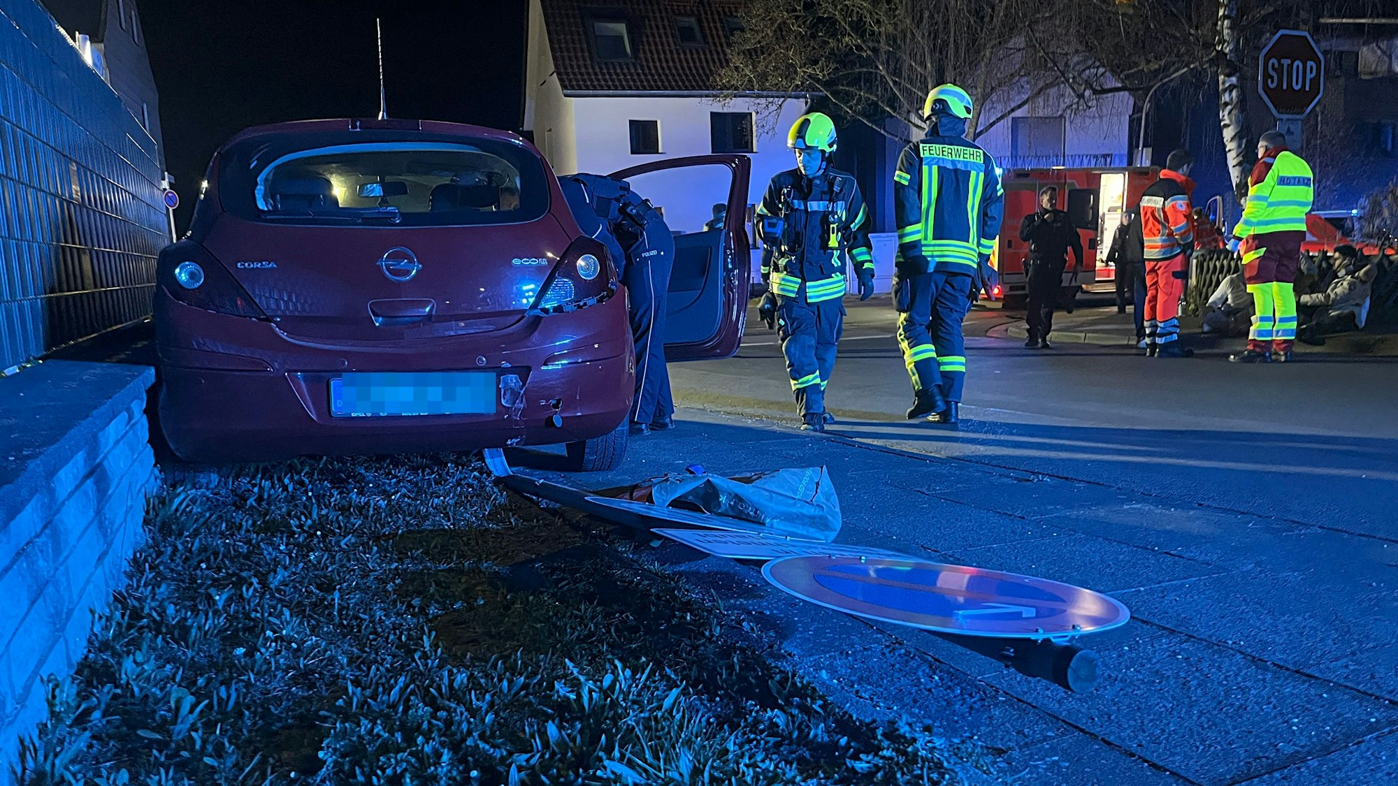 Das Auto des Unfallverursachers wurde herumgeschleudert und riss noch ein Verkehrsschild um.
