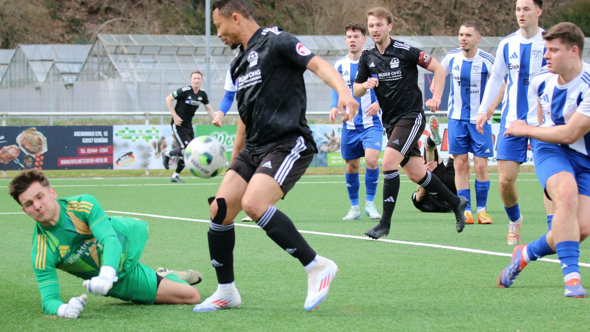 Der Torwart wirft sich mit geschlossenen Augen in einen Ball, der gegnerische Stürmer steht frei vor ihm.