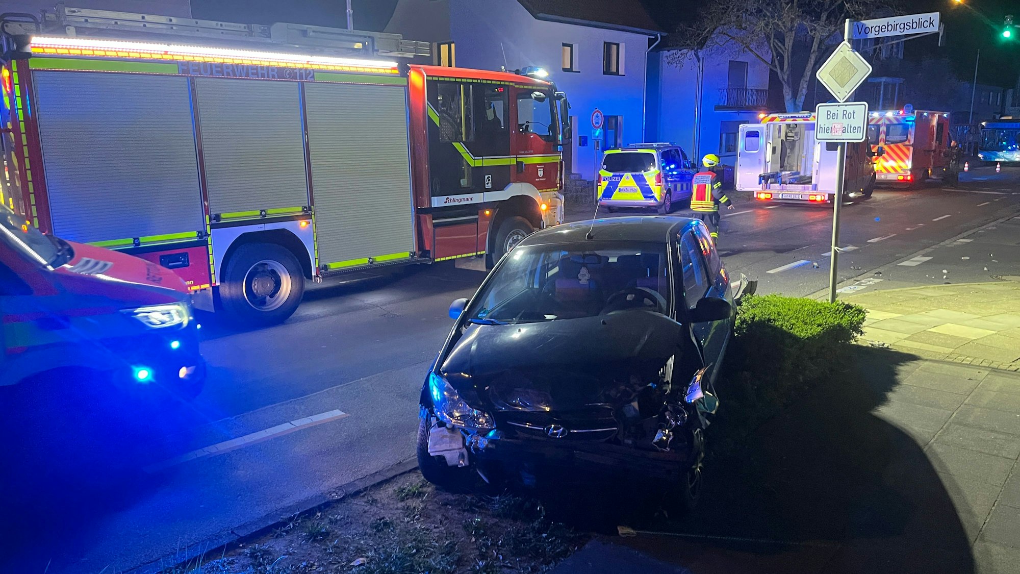 Bei einem Unfall in Troisdorf-Sieglar sind vier Menschen verletzt worden. Ein 17-Jähriger hatten den Zusammenstoß offenbar verursacht.