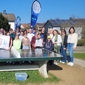 Das Foto zeigt die neue Tischtennisplatte in Dürscheid