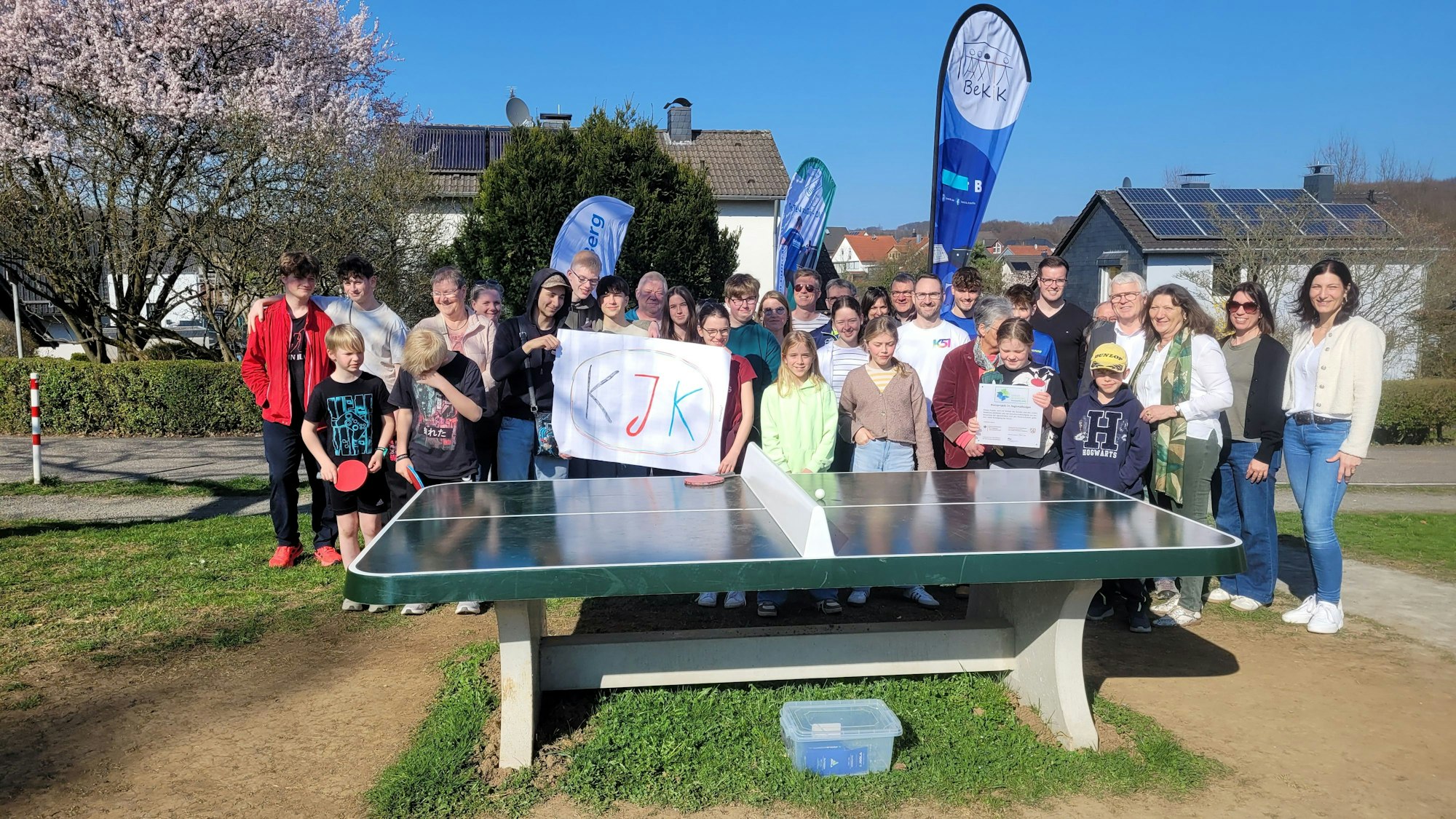 Das Foto zeigt die neue Tischtennisplatte in Dürscheid