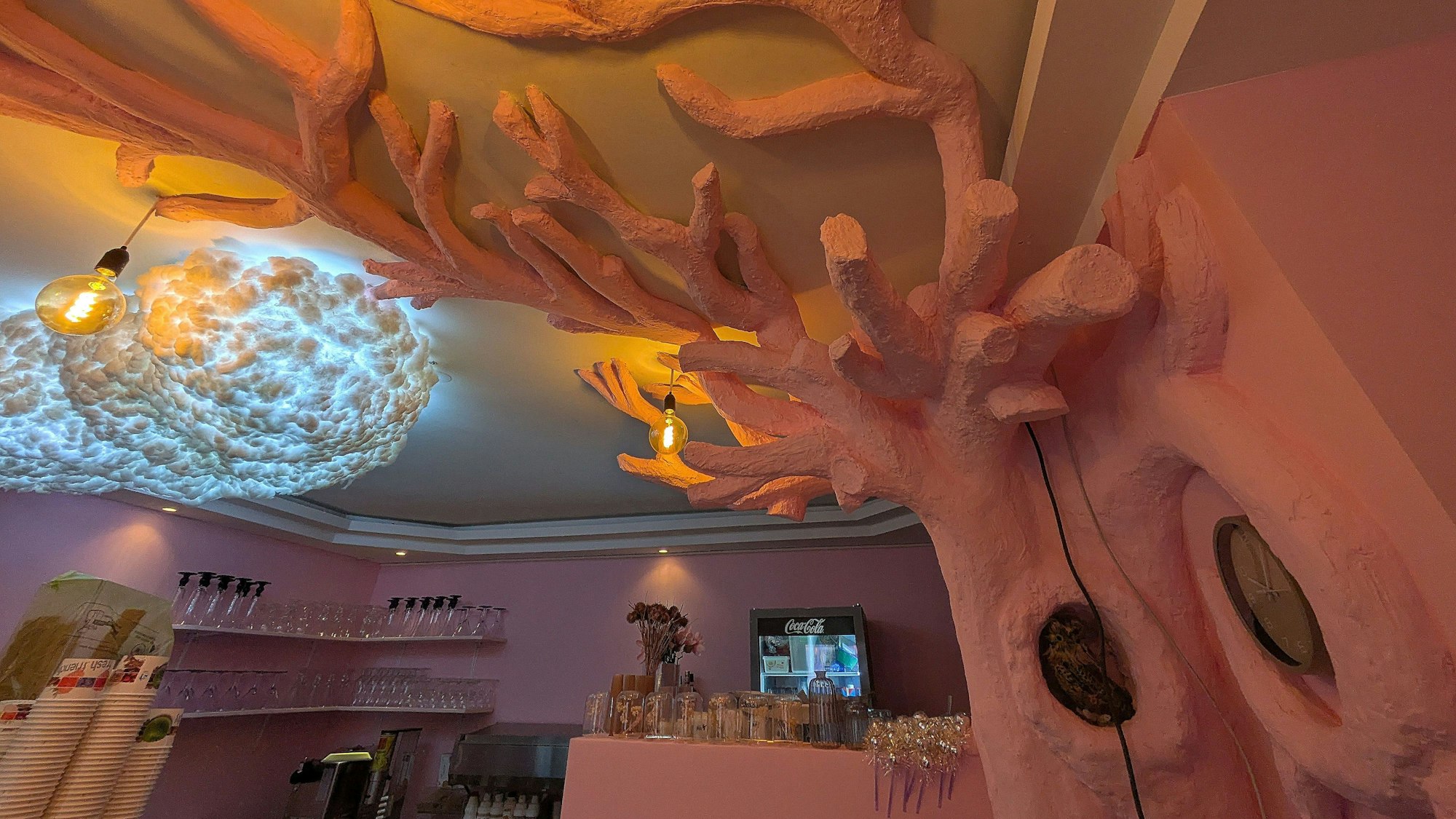 Die rosa Decke mit Wolke im Eiscafé Pinky.