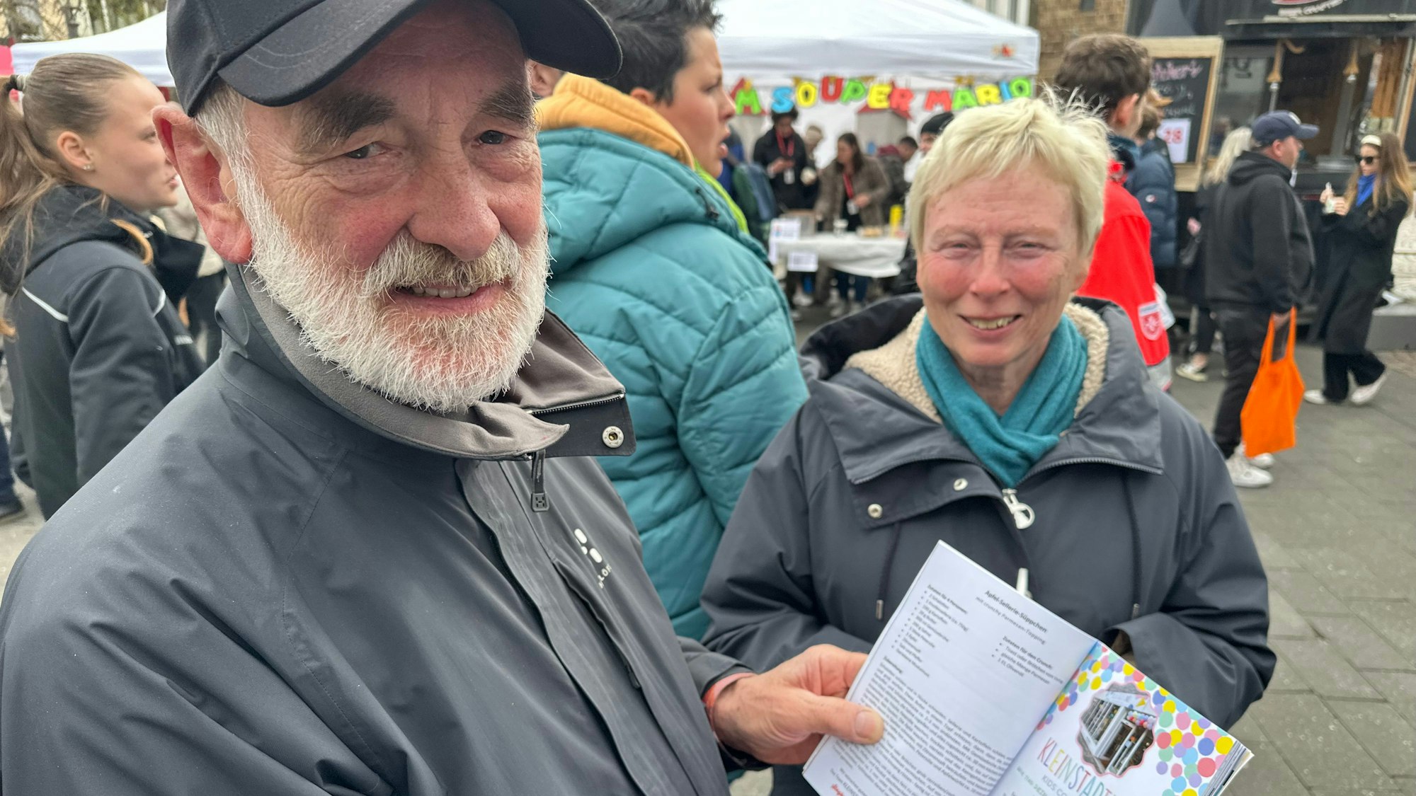 Gabriele und August Kahnert kamen extra aus Alfter nach Siegburg, sie sind schon das vierte Mal als Besucher dabei.