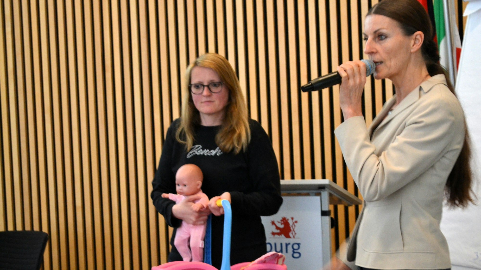 Janin Harig (rechts) und Sabrina Prior schildern im Rollenspiel die schwierige Situation misshandelter Mütter.