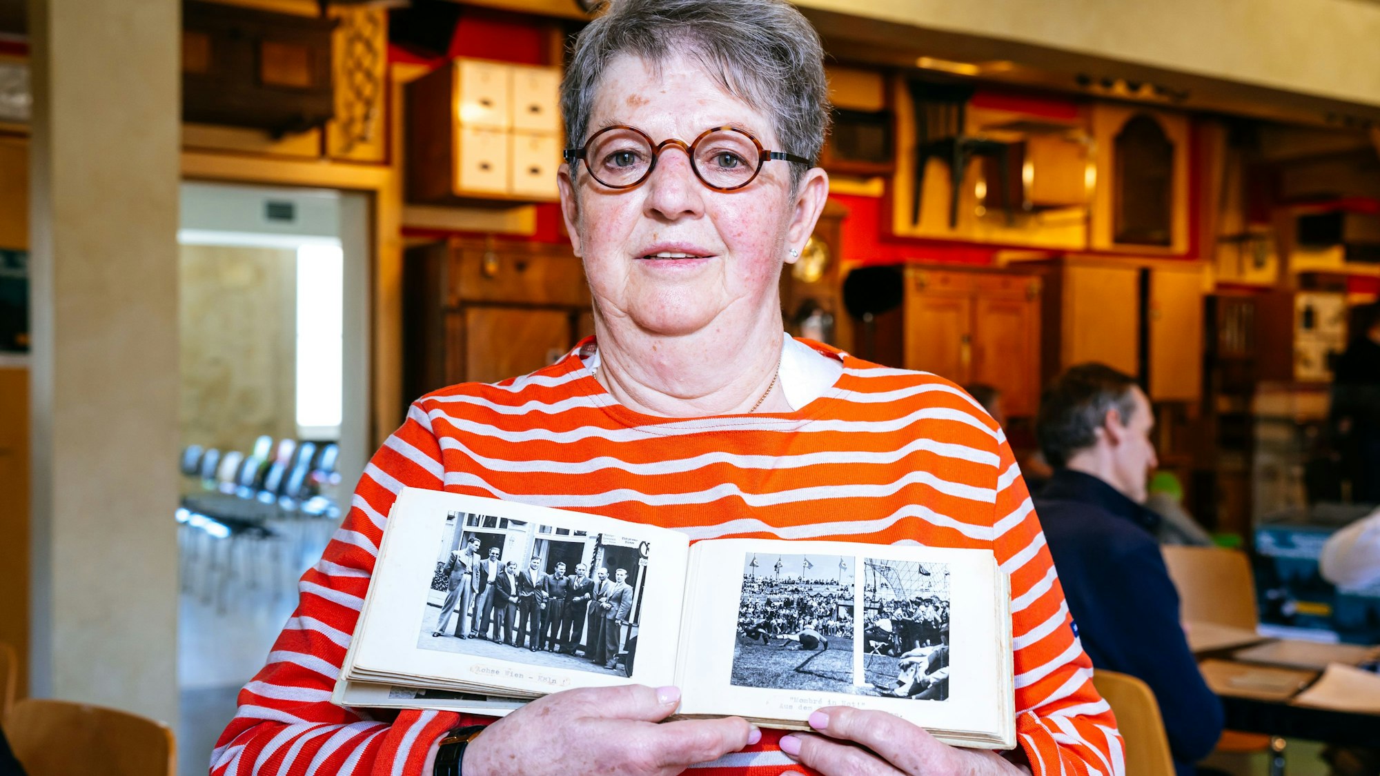 „Erinnerung wachhalten“: Heidi Vanhaeren gab Fotos ihres Vaters ab.