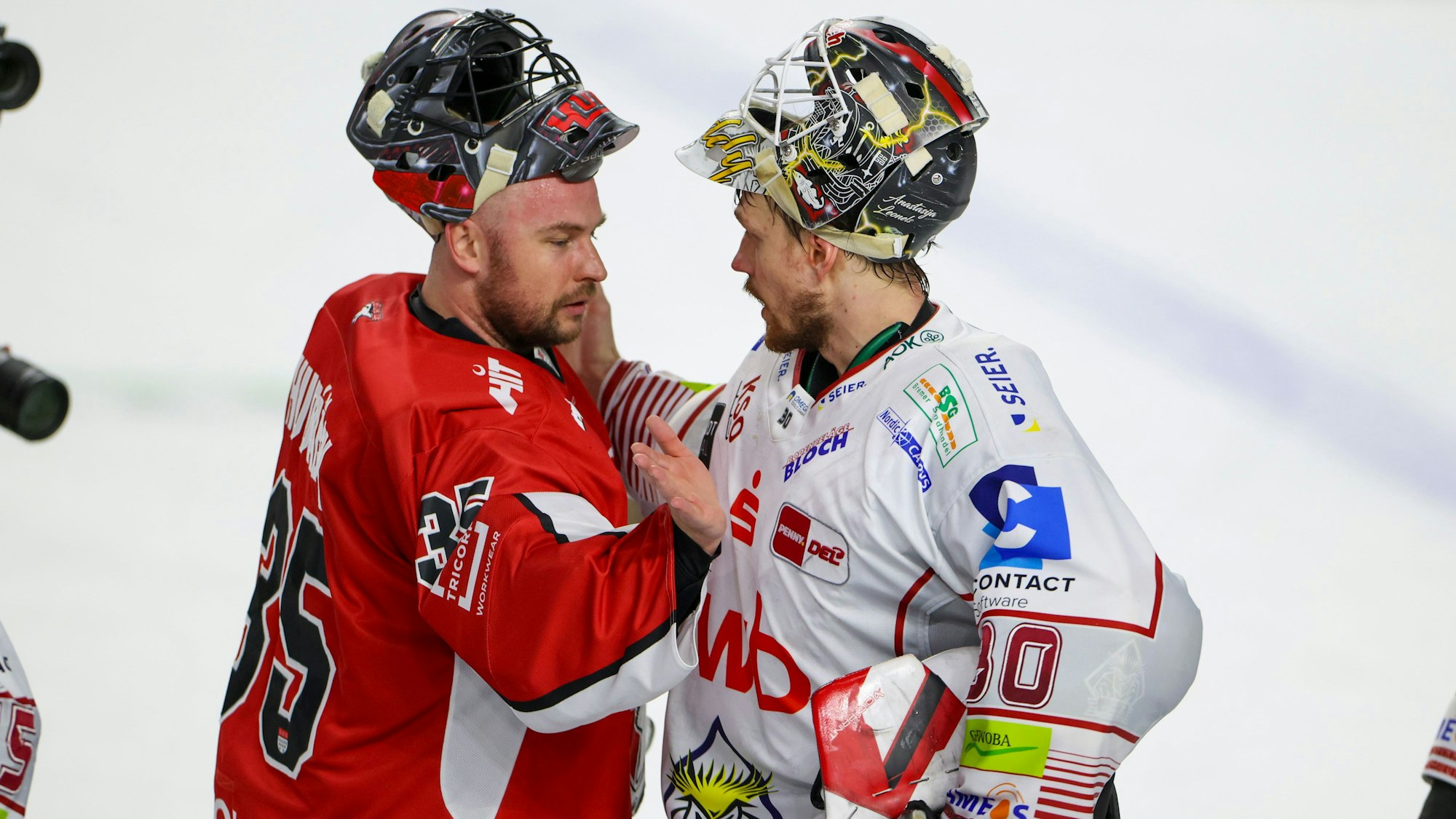 Sieger im Torhüter-Duell: Kölns Julius Hudacek hat Bremerhavens Kristers Gudlevskis ausgestochen. Hier verabschieden sich die beiden nach Spiel sechs.