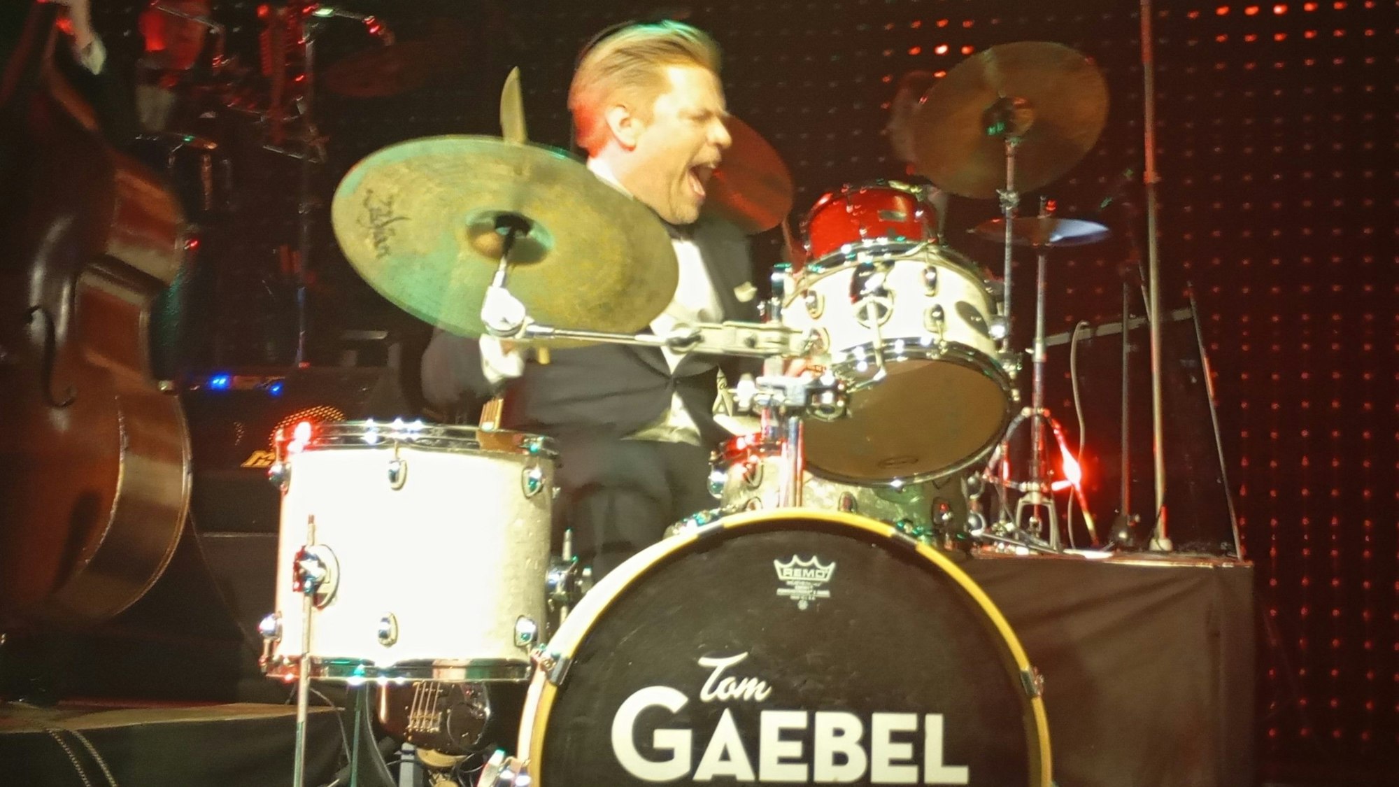Sänger Tom Gaebel spielt Schlagzeug.
