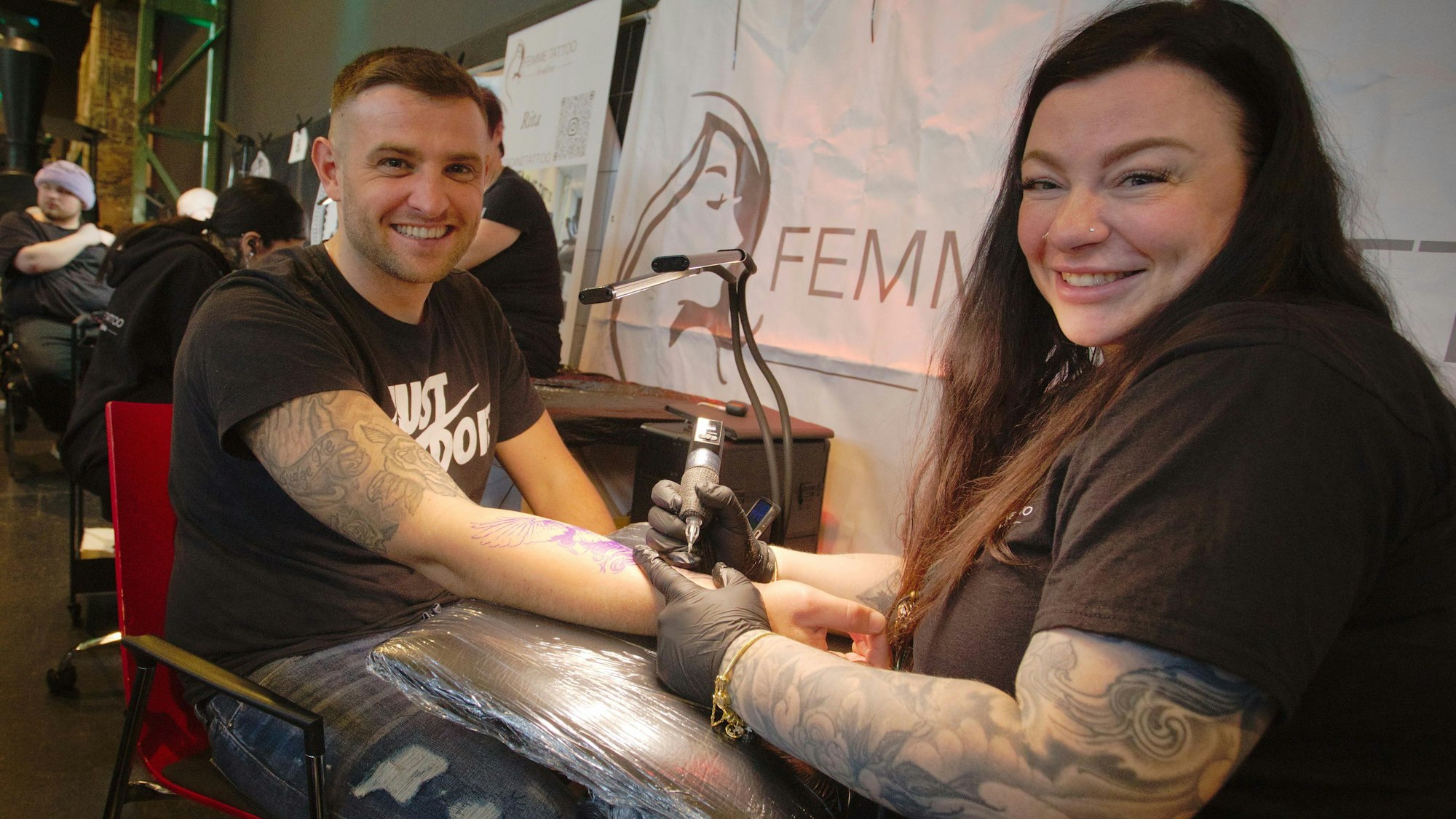 Alena aus Haarlem bei Amsterdam (rechts) und Kevin aus Siegen kennen sich schon lange. In Gummersbach stach sie ihm jetzt eine Erinnerung an seine Oma.