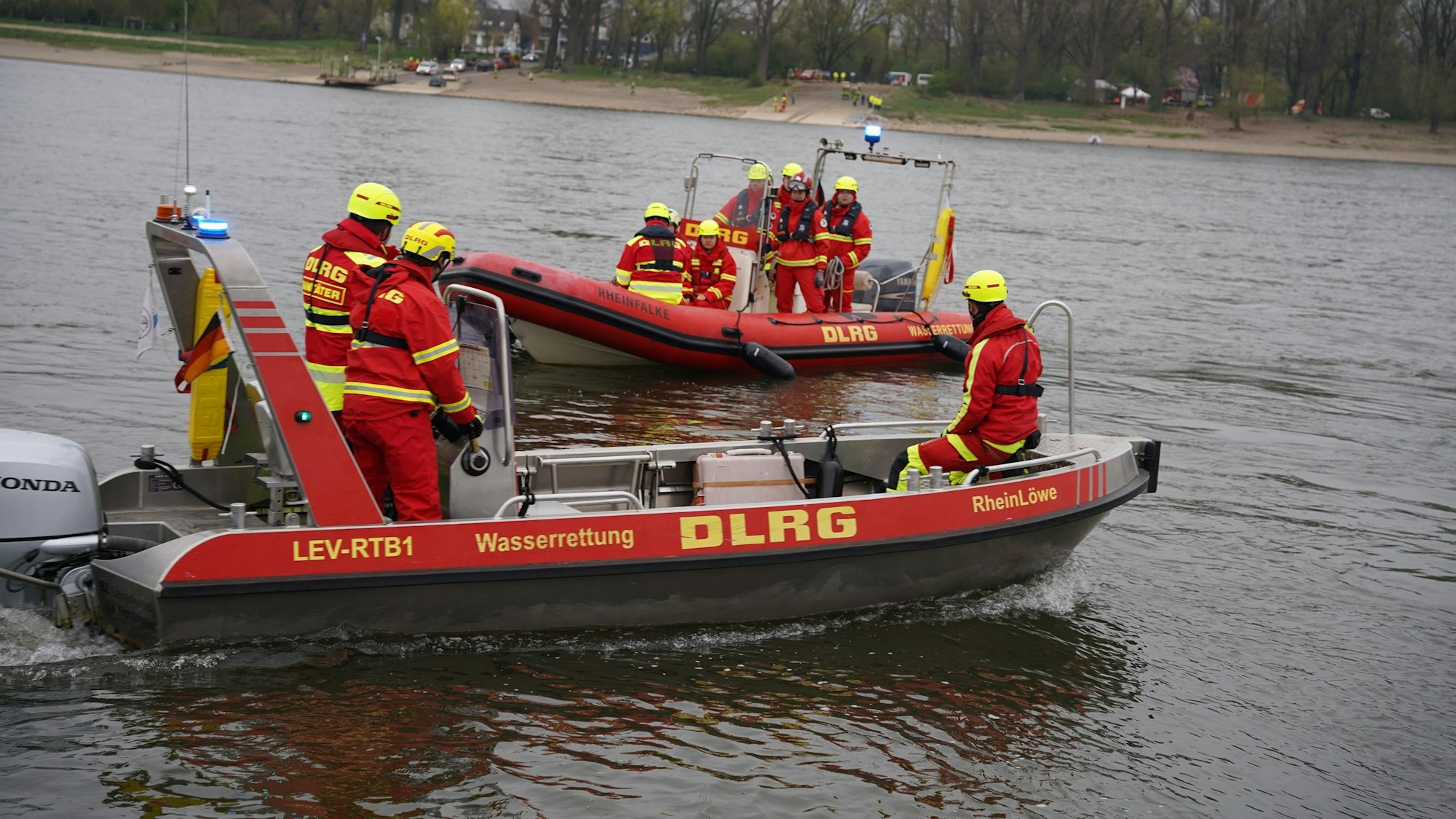 Rettungsboote brachten die Passagiere zurück ans Ufer.
