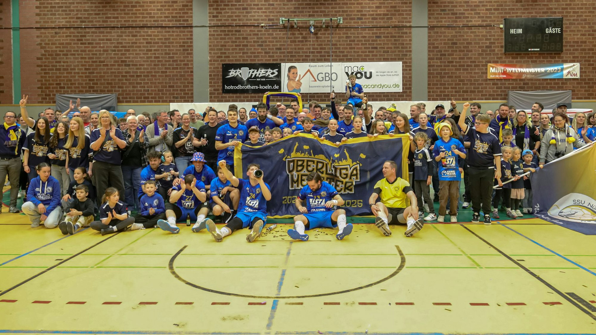 Gruppenbild der erfolgreichen Mannschaft umringt von Fans.