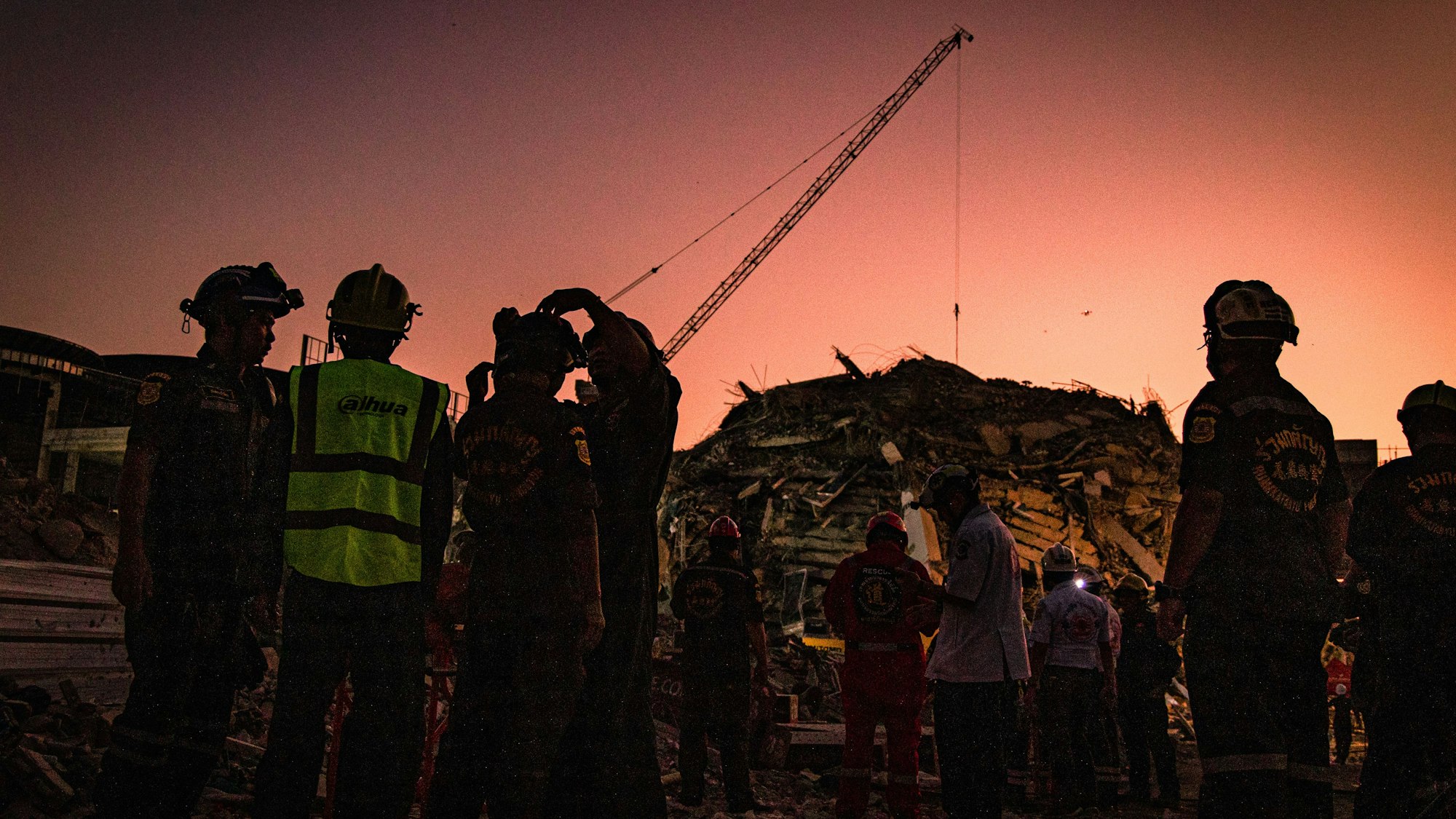 Helfer in Bangkok suchten in den Trümmern eines Hochhauses nach Überlebenden.