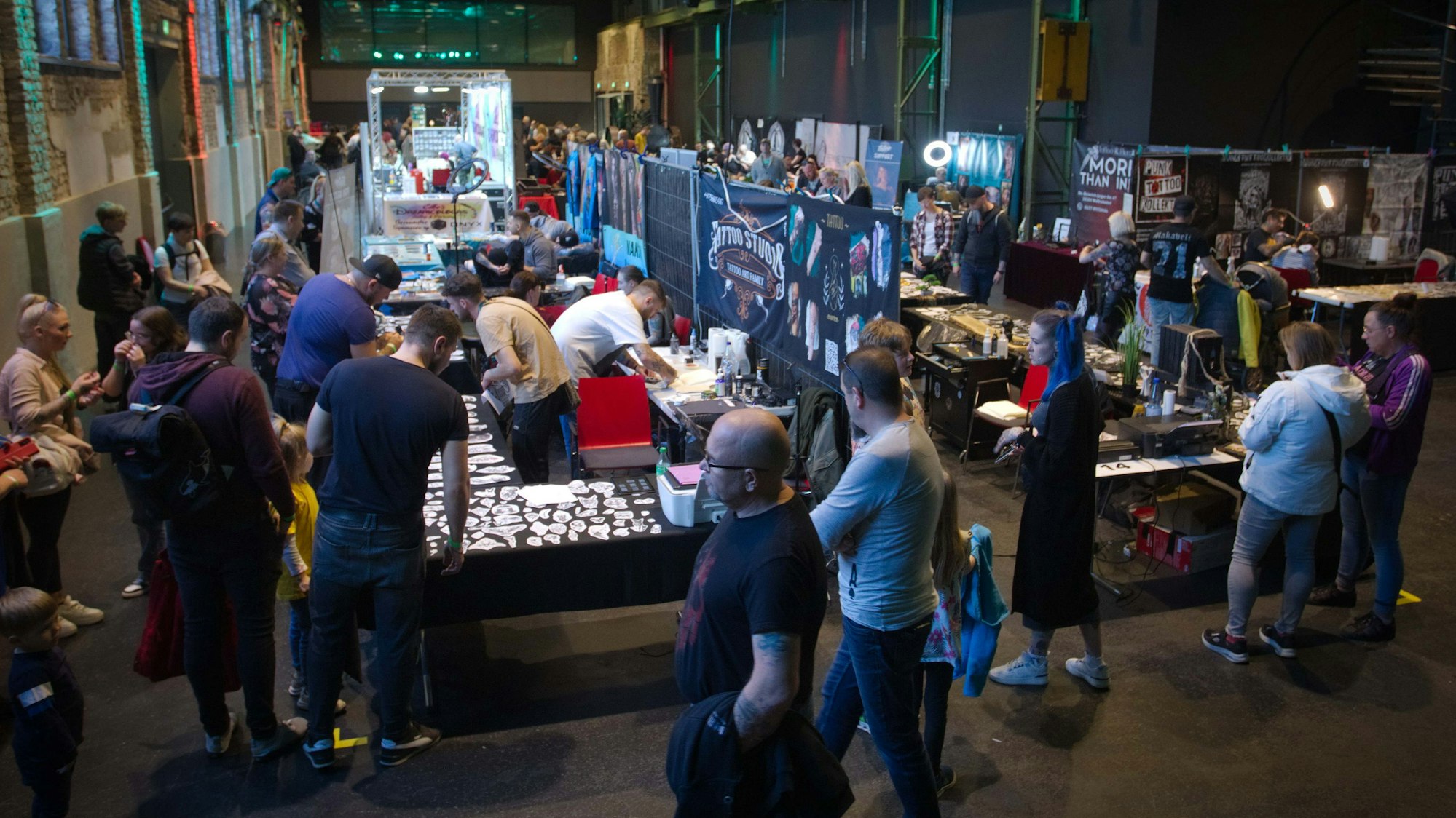 Mehr als 60 Tätowiererinnen und Tätowierer aus dem In- und Ausland nahmen am Wochenende an der Tattoo-Convention in Gummersbach in der Halle 32 teil.