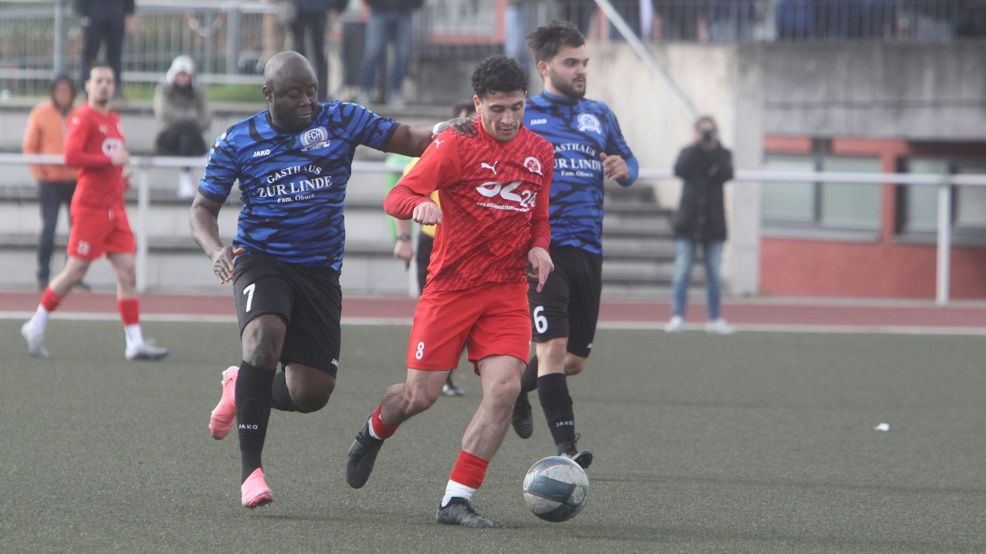 Gagik Arutiunian vom 1. FC Niederkassel (rechts) wird vom Rheidter Beckly Gwe Fotem attackiert.