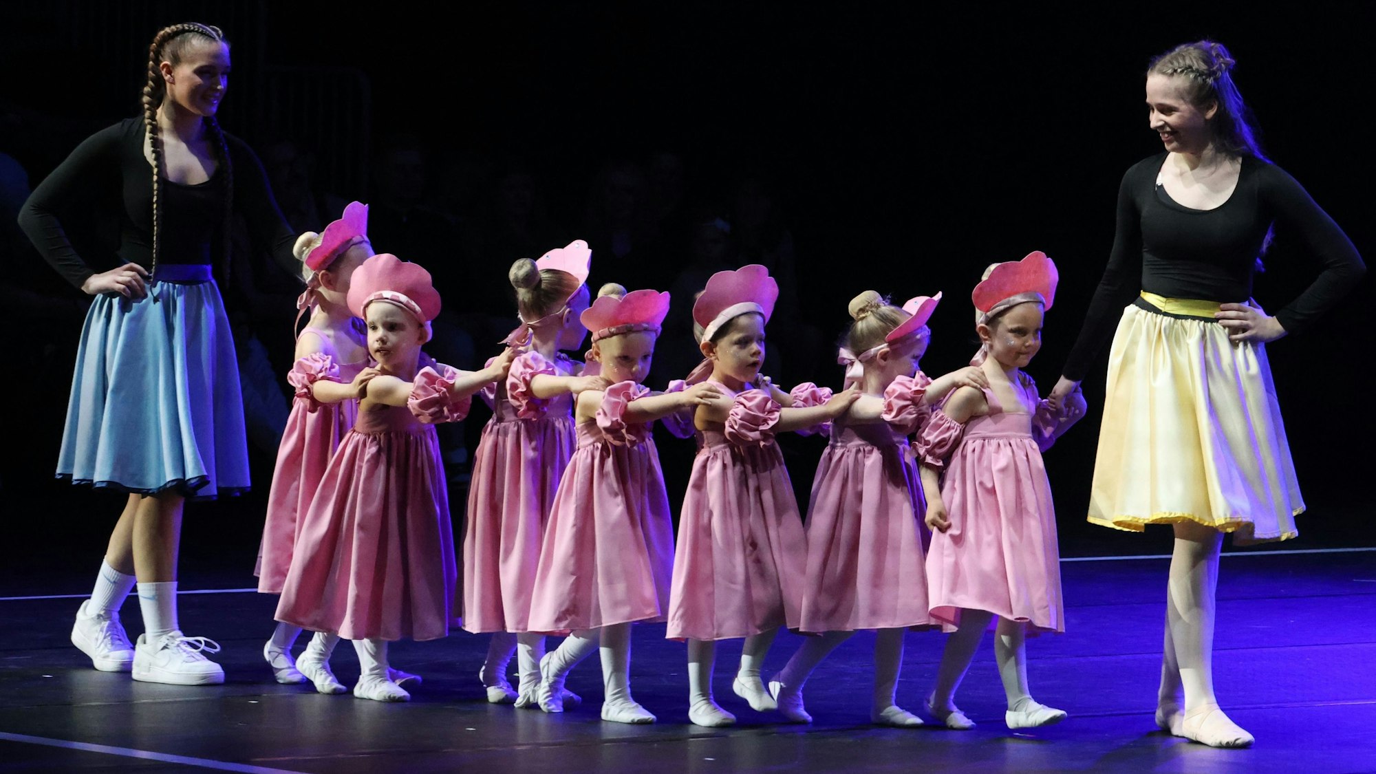 Die Hauptdarstellerinnen Jess (Elda Pllana, links) und Bella (Katharina Haar, rechts) mit kleinen Seemuscheln.