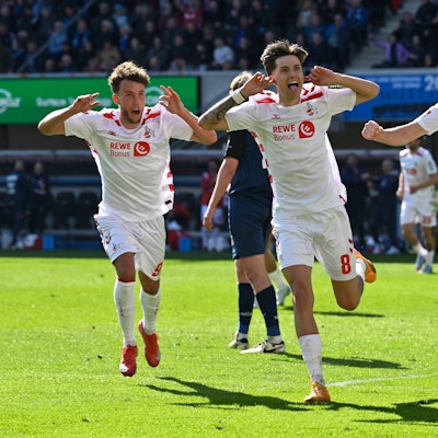 Denis Huseinbasic jubelt nach seinem Siegtor mit Vorbereiter Luca Waldschmidt und Imad Rondic.