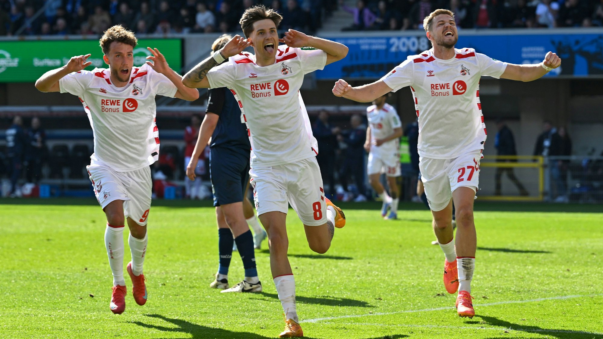 Denis Huseinbasic jubelt nach seinem Siegtor mit Vorbereiter Luca Waldschmidt und Imad Rondic.