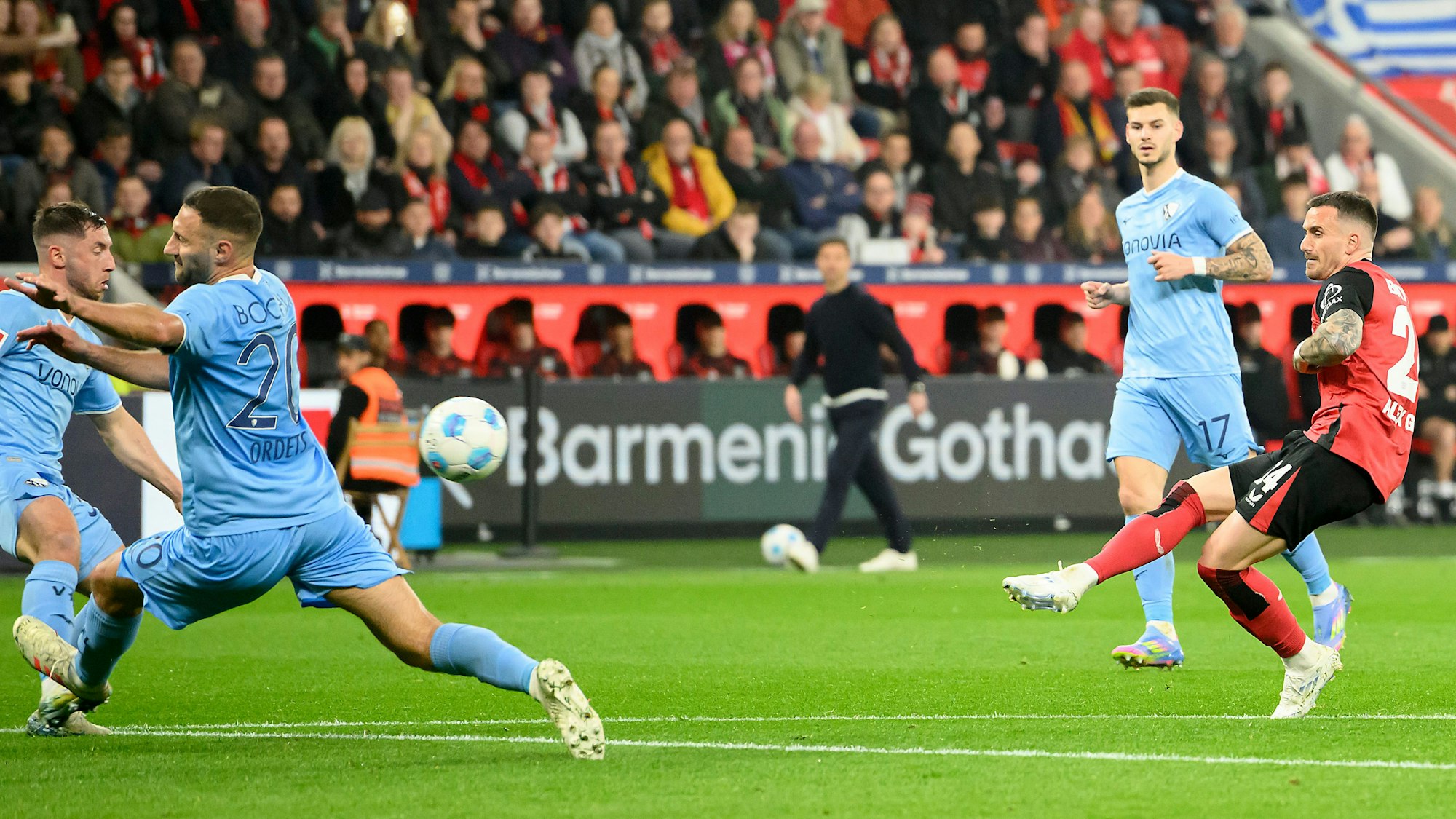 Aleix Garcia (r) von Bayer 04 Leverkusen erzielt das Tor zum 1:0.