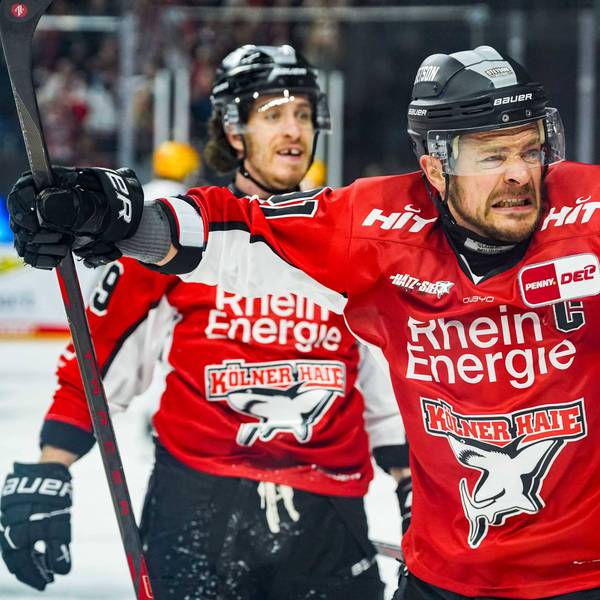 Matchwinner und Kapitän: Gregor MacLeod (hinten) und Moritz Müller bejubeln den Einzug ins Playoff-Halbfinale.