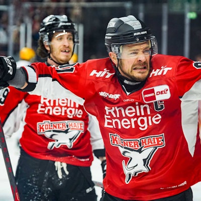 Matchwinner und Kapitän: Gregor MacLeod (hinten) und Moritz Müller bejubeln den Einzug ins Playoff-Halbfinale.
