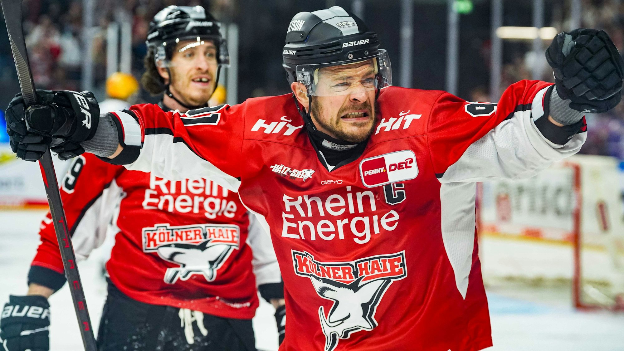 Matchwinner und Kapitän: Gregor MacLeod (hinten) und Moritz Müller bejubeln den Einzug ins Playoff-Halbfinale.