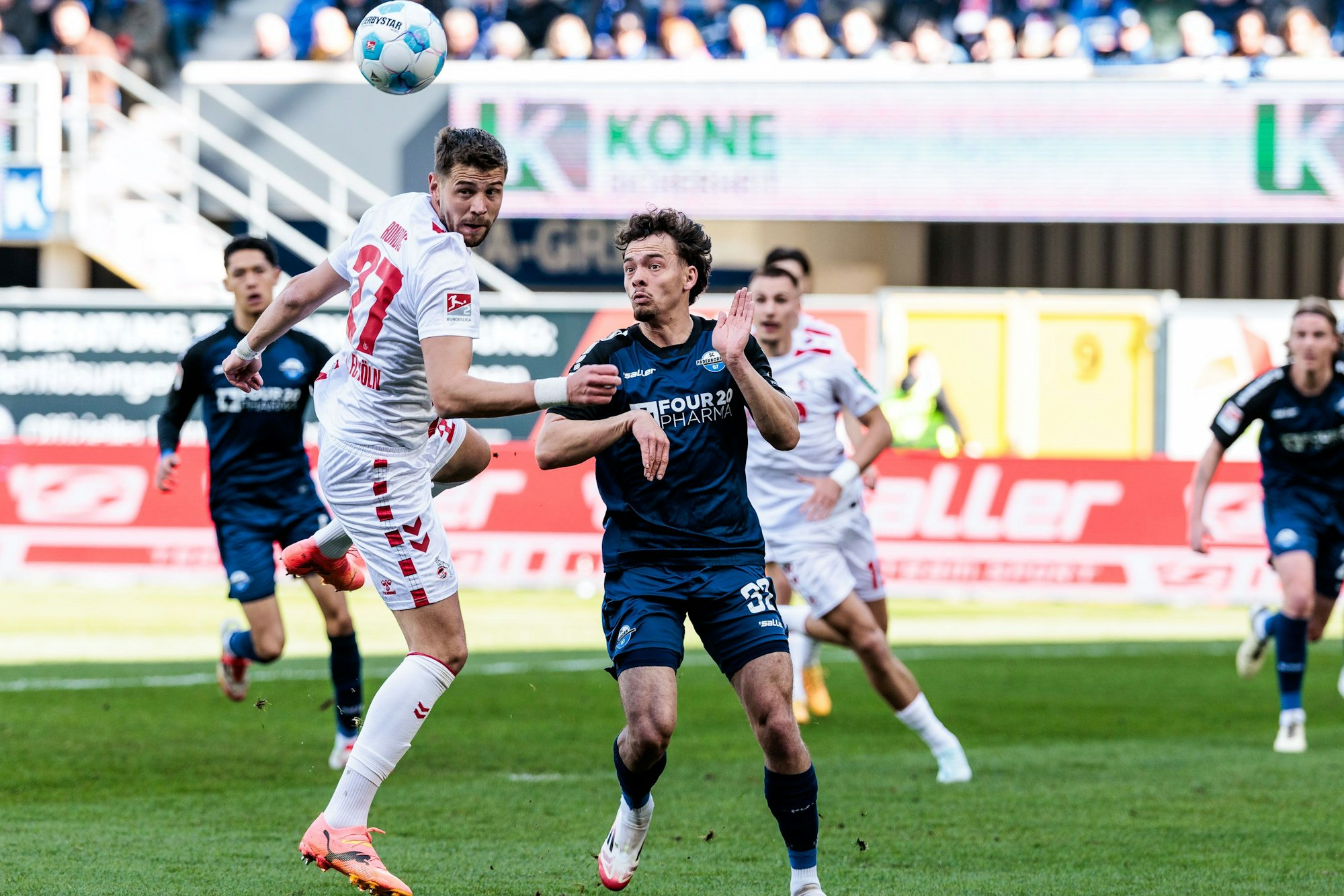 Zweikampf Imad Rondic (1. FC Köln, 27), Aaron Zehnter (SC Paderborn 07, 32)
2. Fußball Bundesliga, SC Paderborn 07 - 1. FC Köln