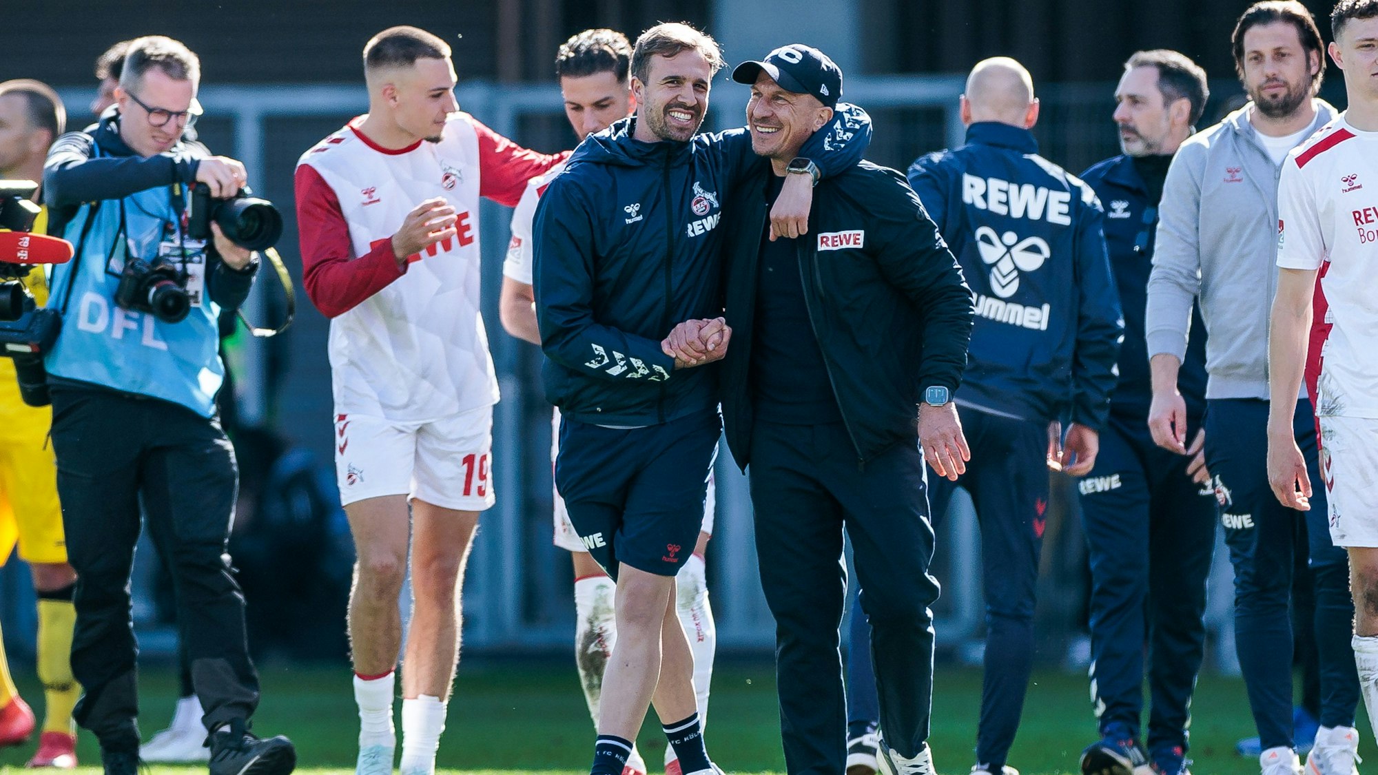 Bernd Eibler (Co-Trainer 1. FC Köln) umarmt Gerhard Struber (Trainer 1. FC Köln) nach dem Sieg
