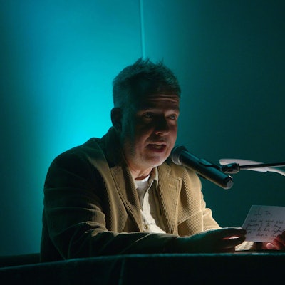 Autor Tom Saller im Forum der Voßbruchhalle.