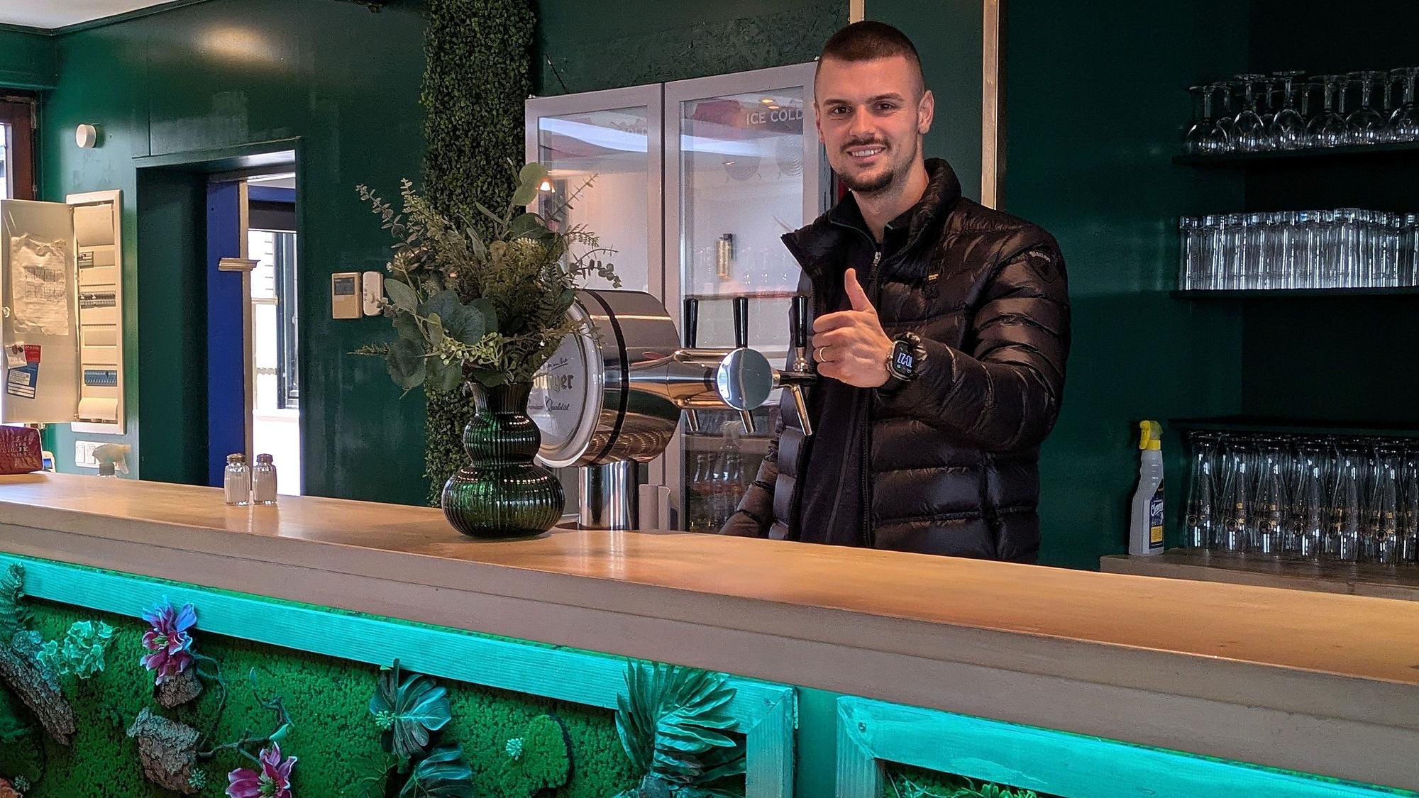 Enis Thaqi steht hinter dem Tresen in der ehemaligen Kaiserhalle.