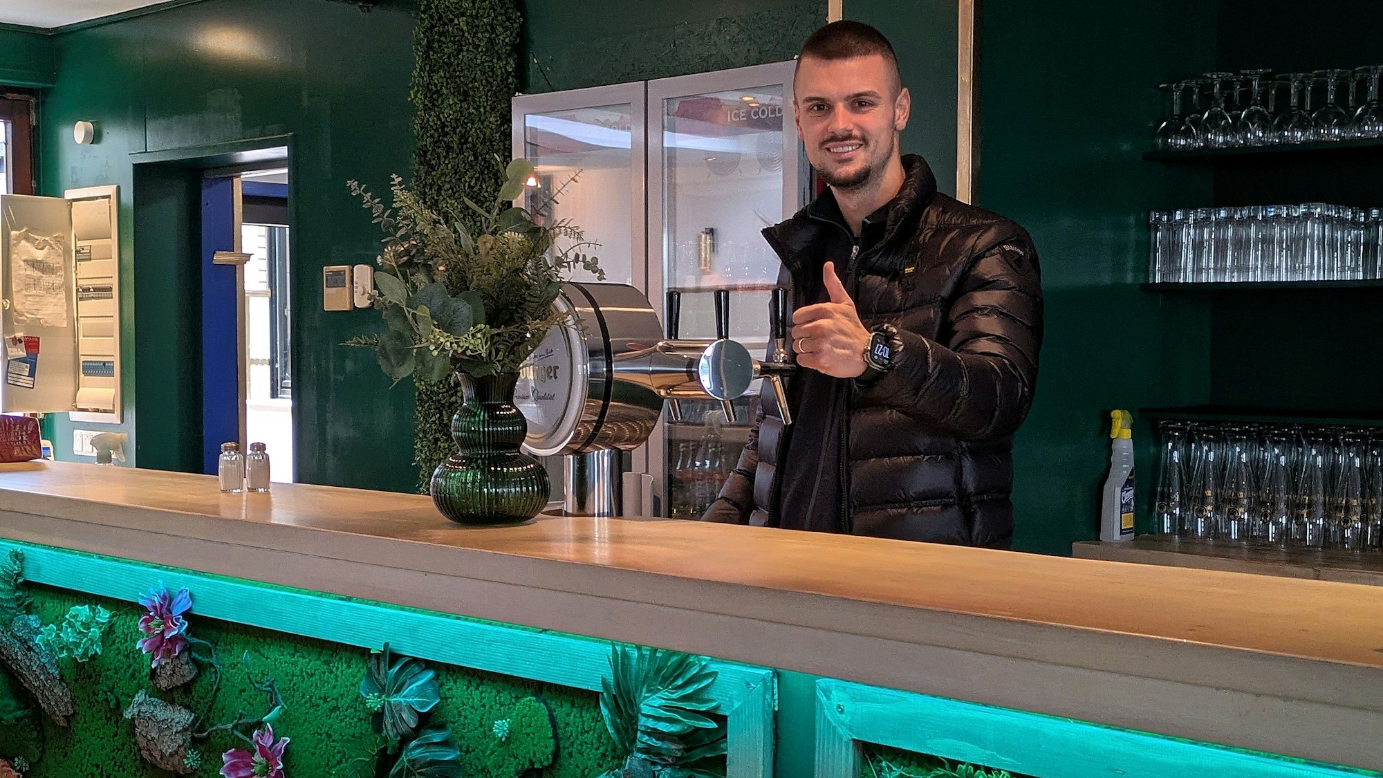 Enis Thaqi steht hinter dem Tresen in der ehemaligen Kaiserhalle.