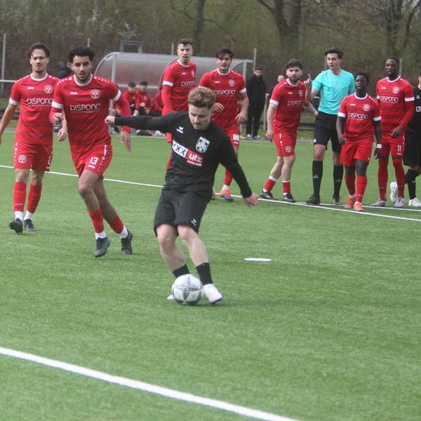 Toreschießen leicht gemacht: Kai Schusters erzielt das 1:0 für den FC Hennef, sieben Endenicher Spieler schauen zu.
