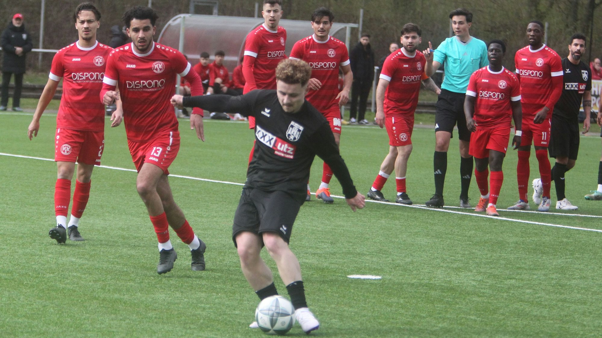 Toreschießen leicht gemacht: Kai Schusters erzielt das 1:0 für den FC Hennef, sieben Endenicher Spieler schauen zu.