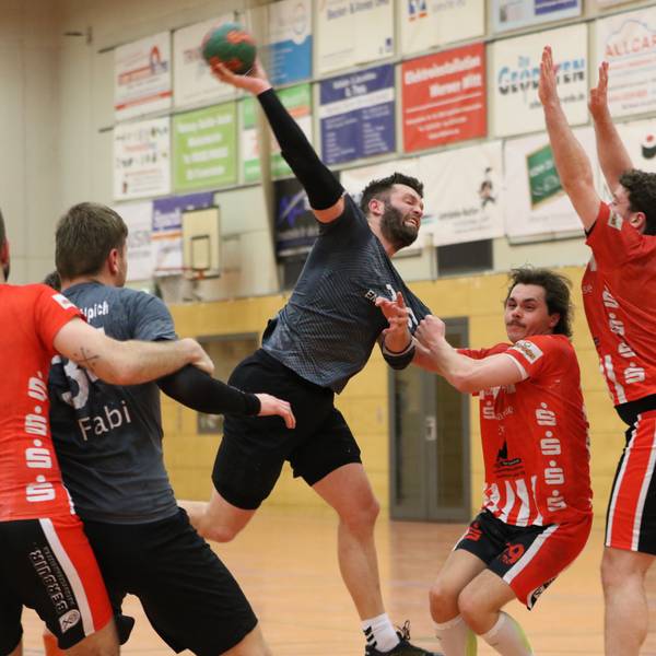 Daniel Schüller nimmt all seine Kraft zum Wurf zusammen. Sein Spielertrainer blockt den Weg frei. Ein Gegner zerrt an Schüllers Trikot, ein anderer reißt die Arme ur Abwehr hoch.