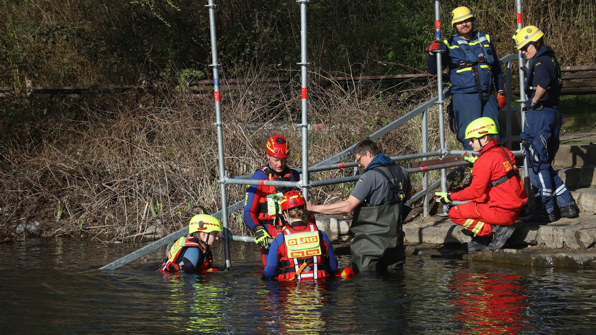 Technisches Hilfswerk und DLRG bauten gemeinsam einen Rettungssteg auf.