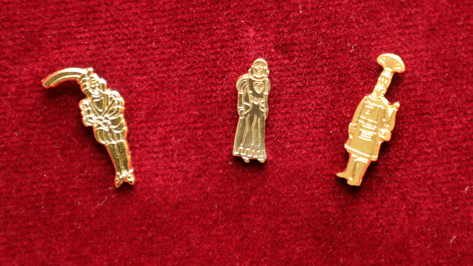 Das Foto zeigt die Abzeichen der Dreigestirne