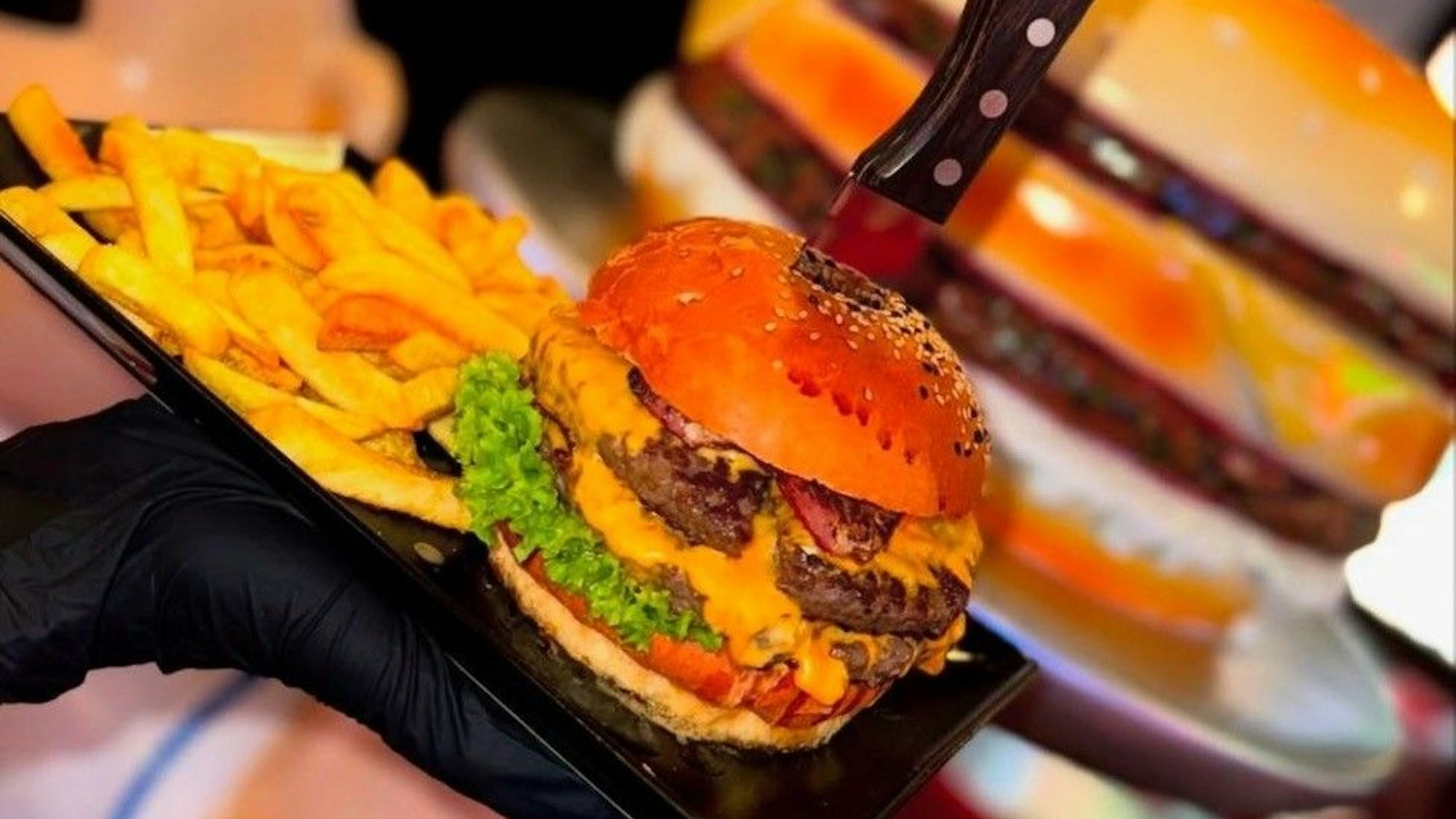 Ein Burger mit Pommes.