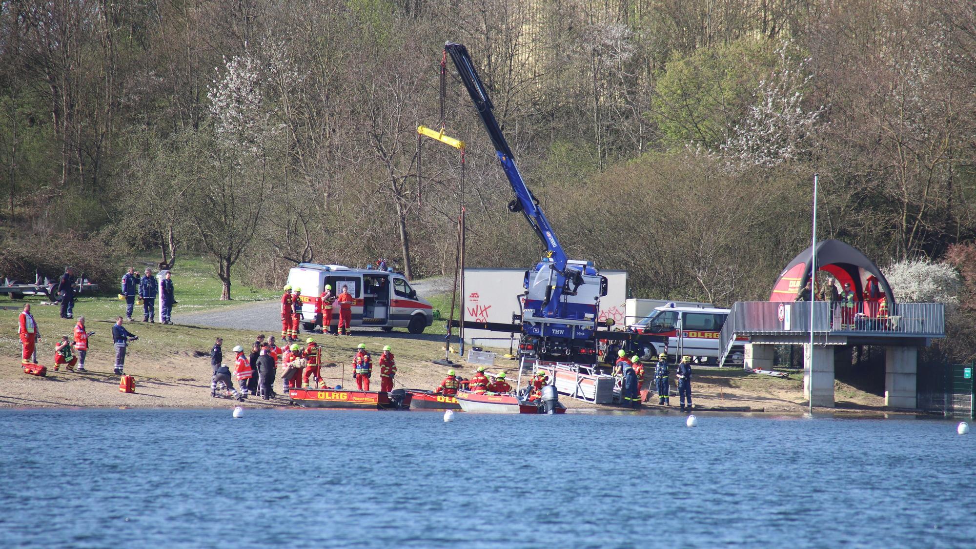 Die DLRG machte im Rahmen des Katastrophenschutzhelfer-Lehrgangs eine Großübung mit Feuerwehr, DRK und THW am Rotter See.