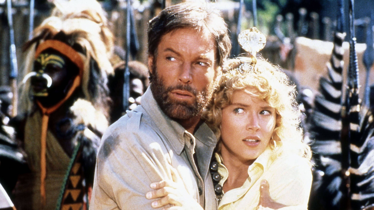 Neben der jungen Sharon Stone (r) im Abenteuerspaß „Quatermain“.