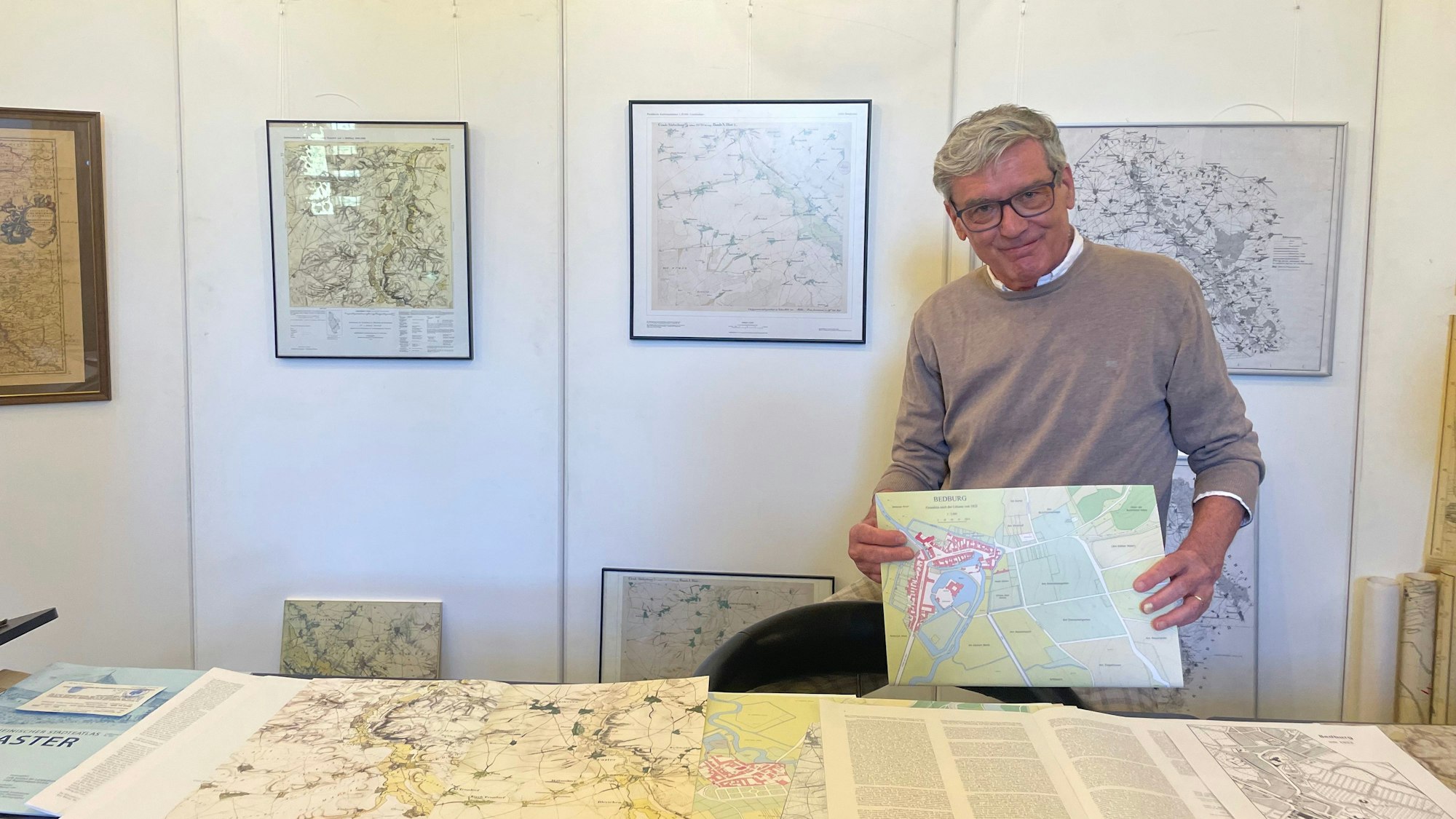 Das Foto zeigt einen Mann, der eine Karte hochhält.