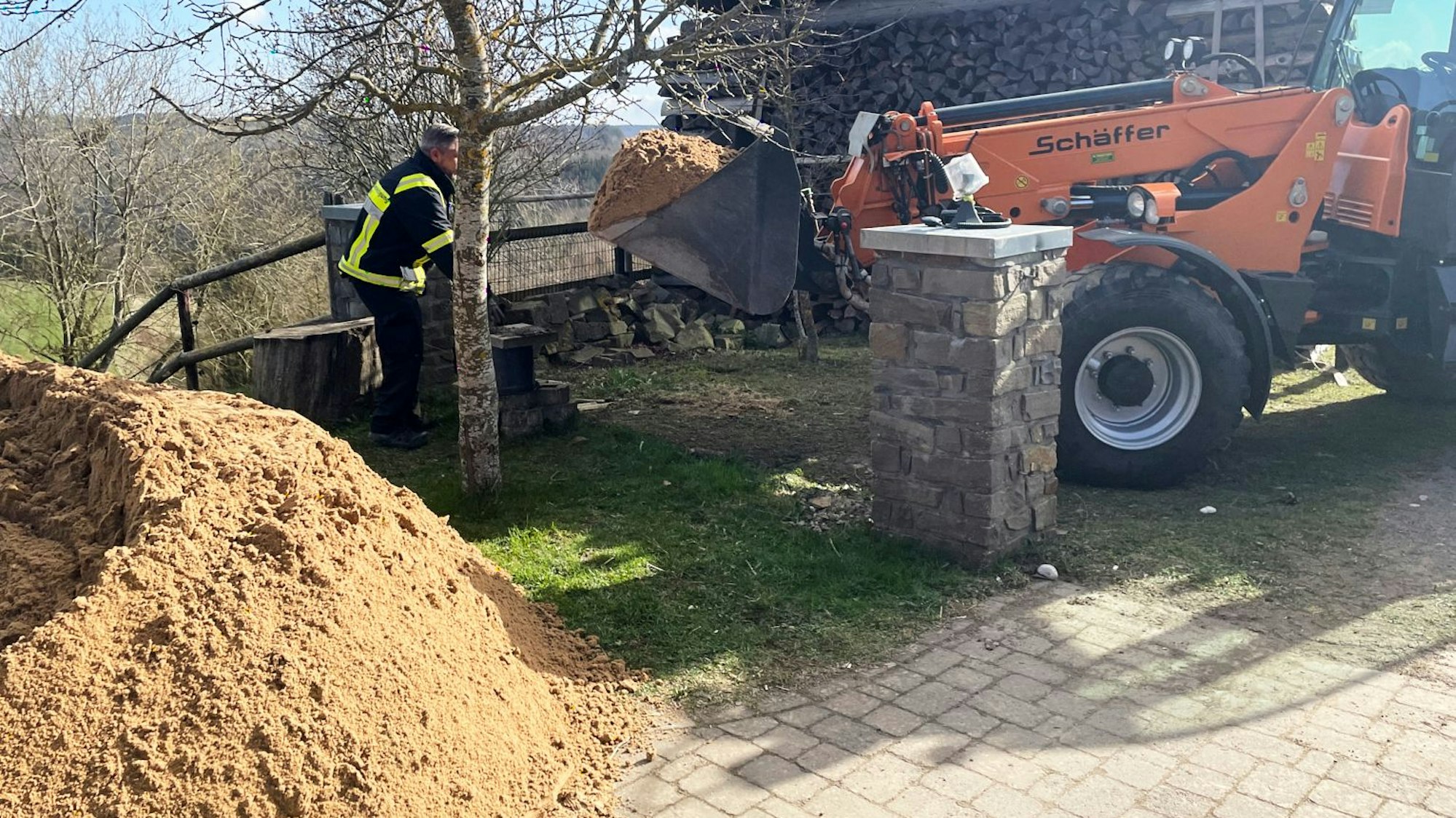 Mit vier Kubikmetern Sand wurde die Handgranate zum Schutz abgedeckt