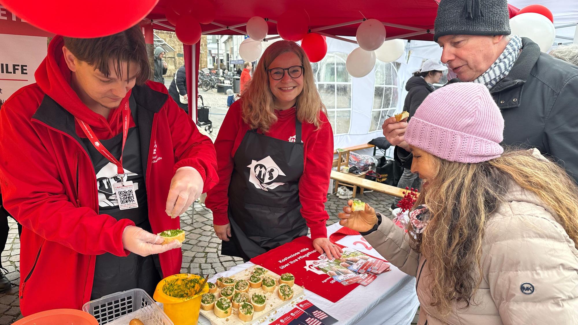 Am Stand der Agentur für Haushaltshilfe gab es keine Suppe, weil der Topf im Auto umgefallen war.