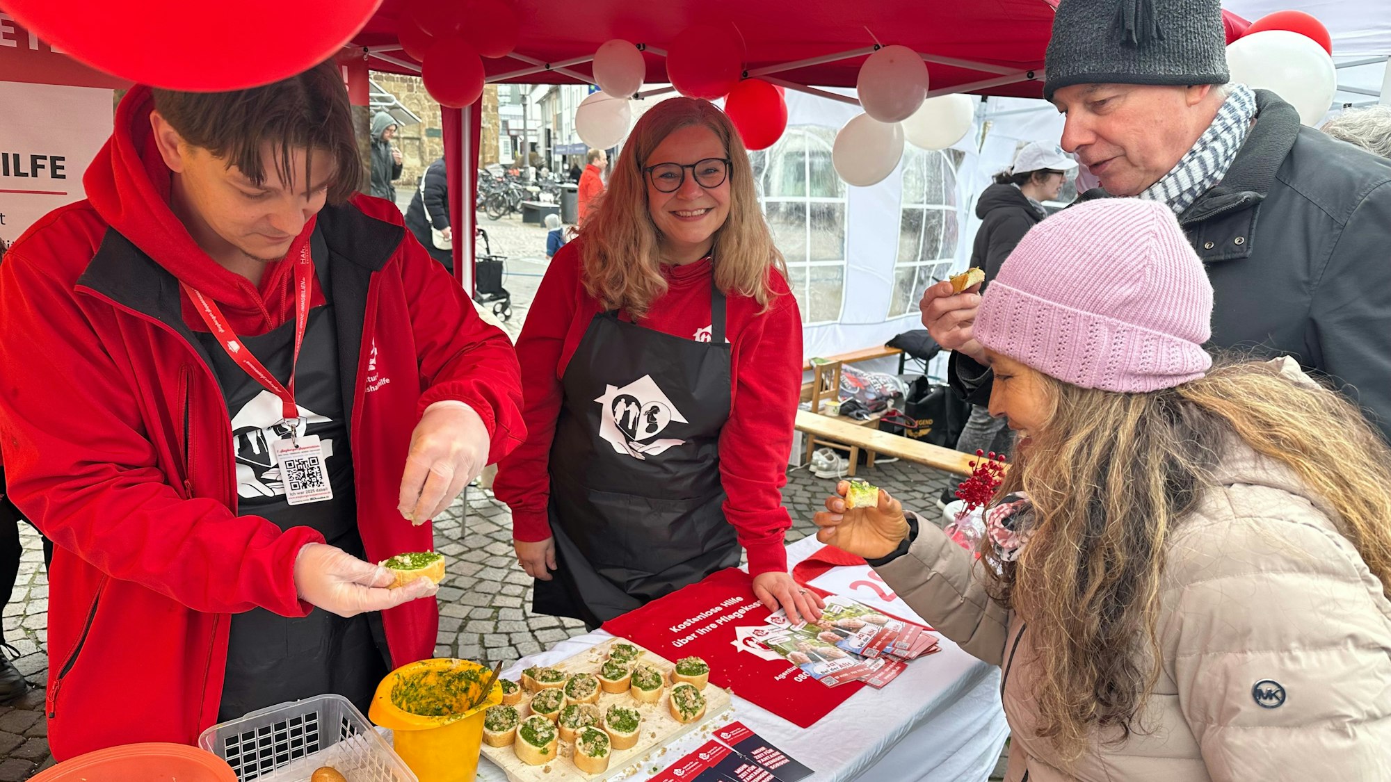 Am Stand der Agentur für Haushaltshilfe gab es keine Suppe, weil der Topf im Auto umgefallen war.