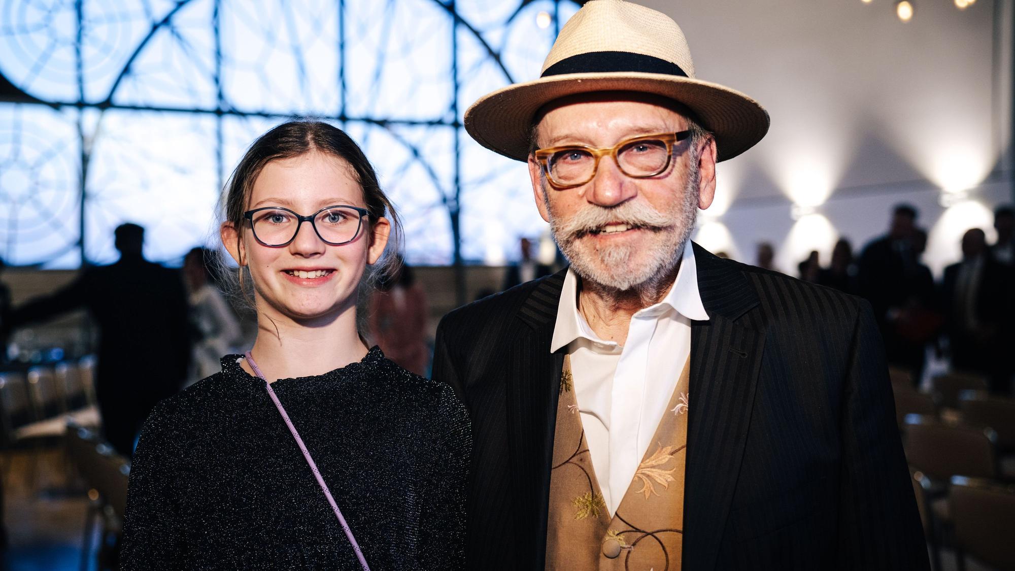 Sportbotschafter und Ex-Höhner-Schlagzeuger Janus Fröhlich kam mit seiner zehnjährigen Enkelin Nellie.