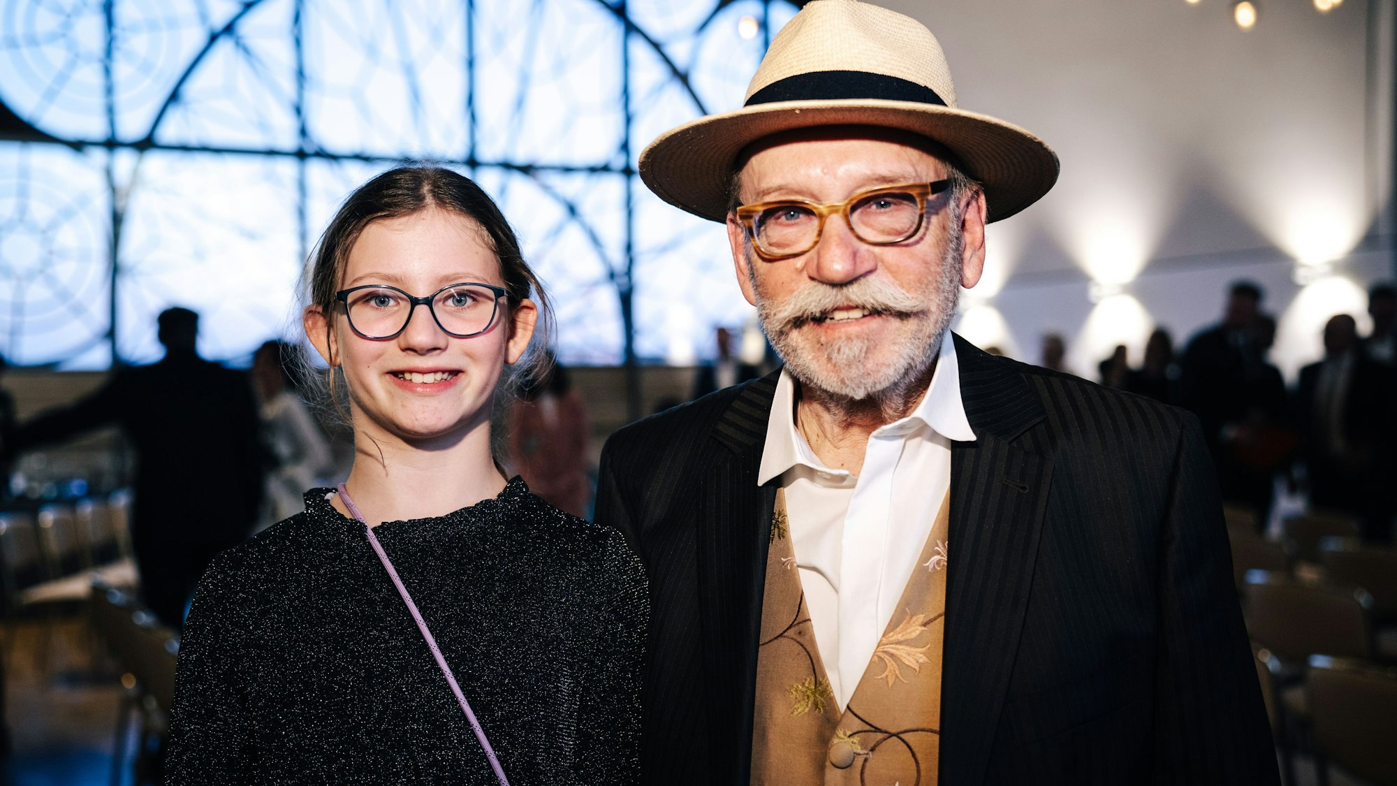 Sportbotschafter und Ex-Höhner-Schlagzeuger Janus Fröhlich kam mit seiner zehnjährigen Enkelin Nellie.