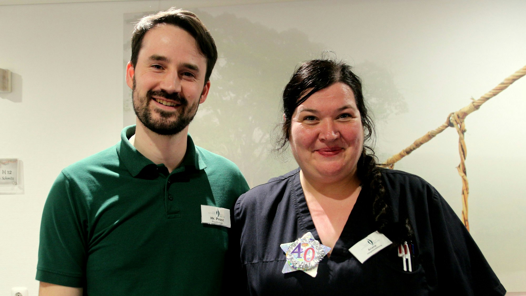 Eine Frau und ein Mann lächeln in die Kamera.