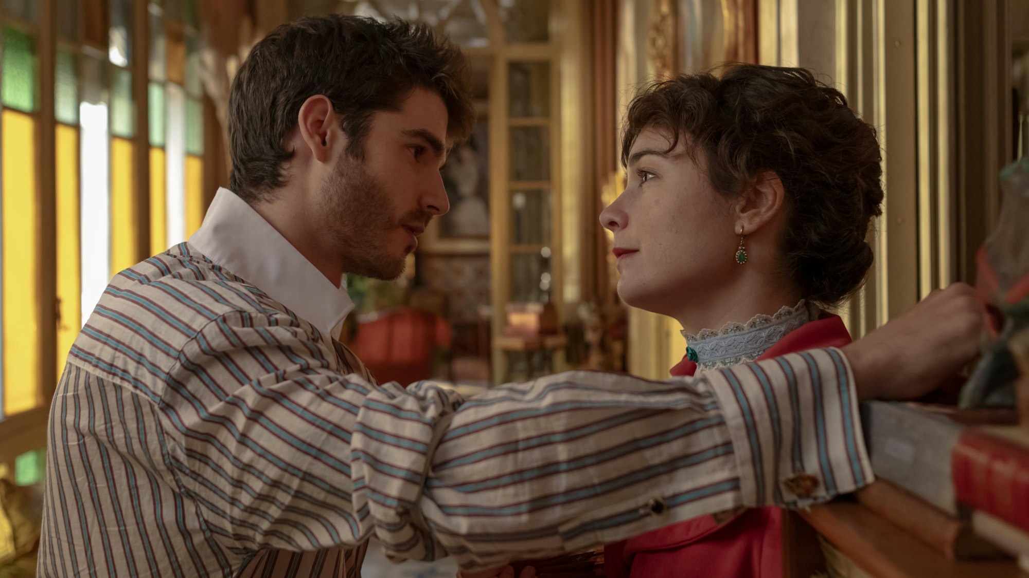 MANUAL PARA SEÑORITAS. Álvaro Mel as Santiago, Nadia de Santiago as Elena in episode 04 of MANUAL PARA SEÑORITAS. Cr. Manuel Fernández Valdes/NETFLIX 2024